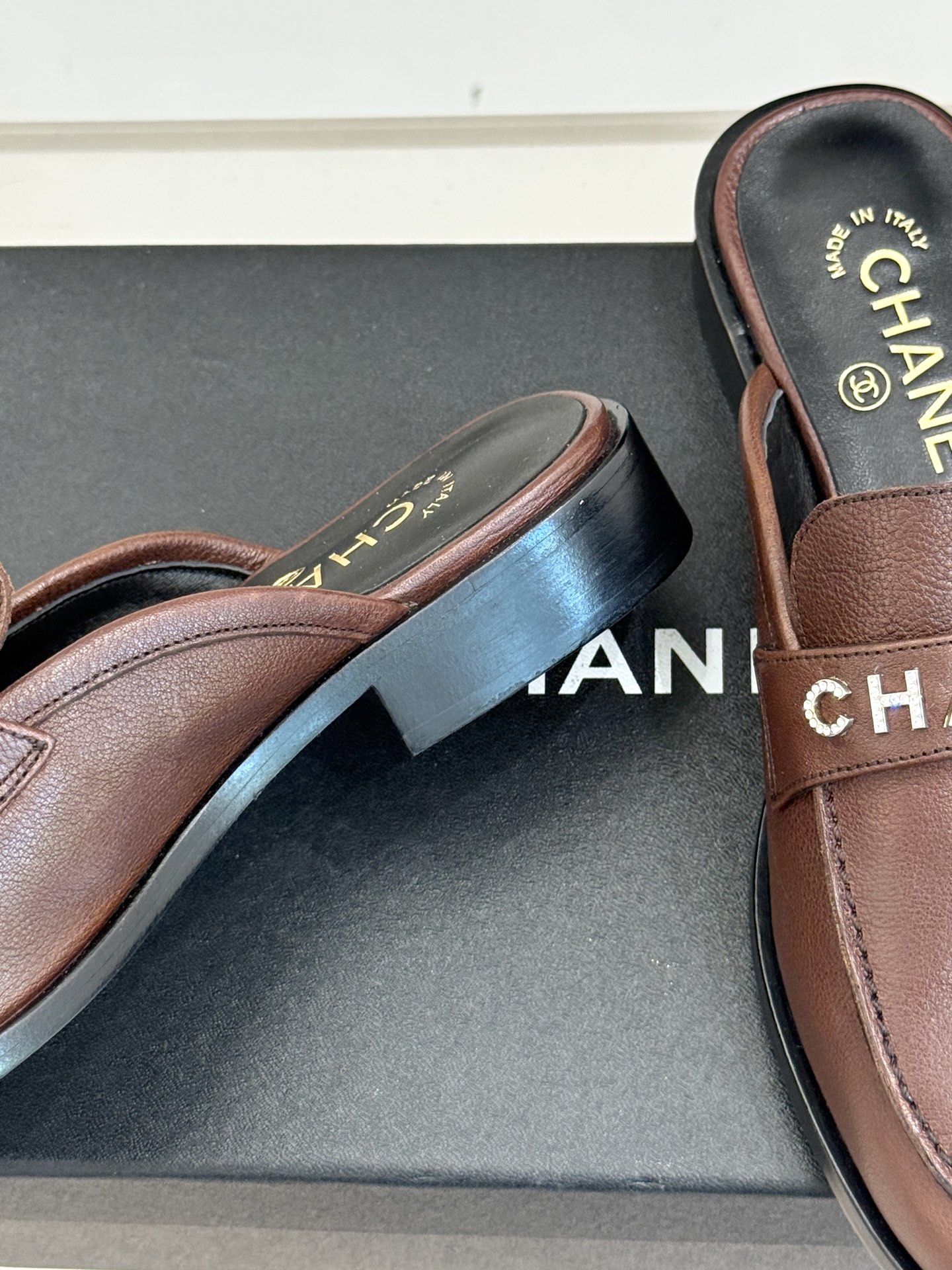 CHANE*｜小香25A新品复古字母钻扣乐福鞋当Chanel的经典基因邂逅复古风潮这双乐福鞋以璀璨细节与