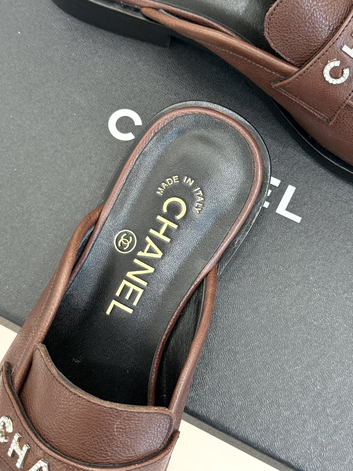 CHANE*｜小香25A新品复古字母钻扣乐福鞋当Chanel的经典基因邂逅复古风潮这双乐福鞋以璀璨细节与