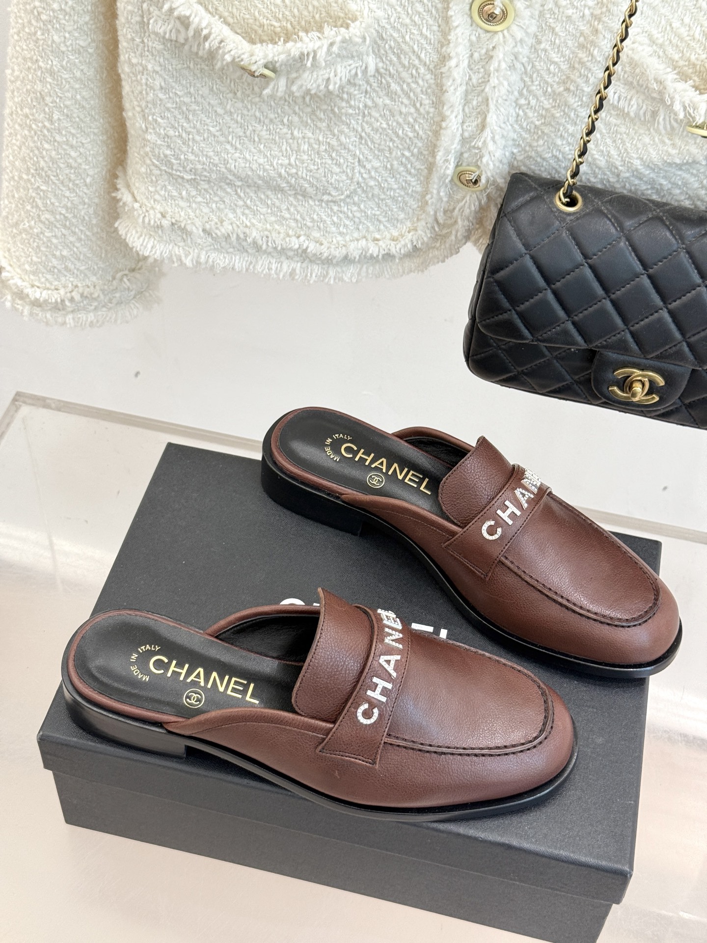 CHANE*｜小香25A新品复古字母钻扣乐福鞋当Chanel的经典基因邂逅复古风潮这双乐福鞋以璀璨细节与