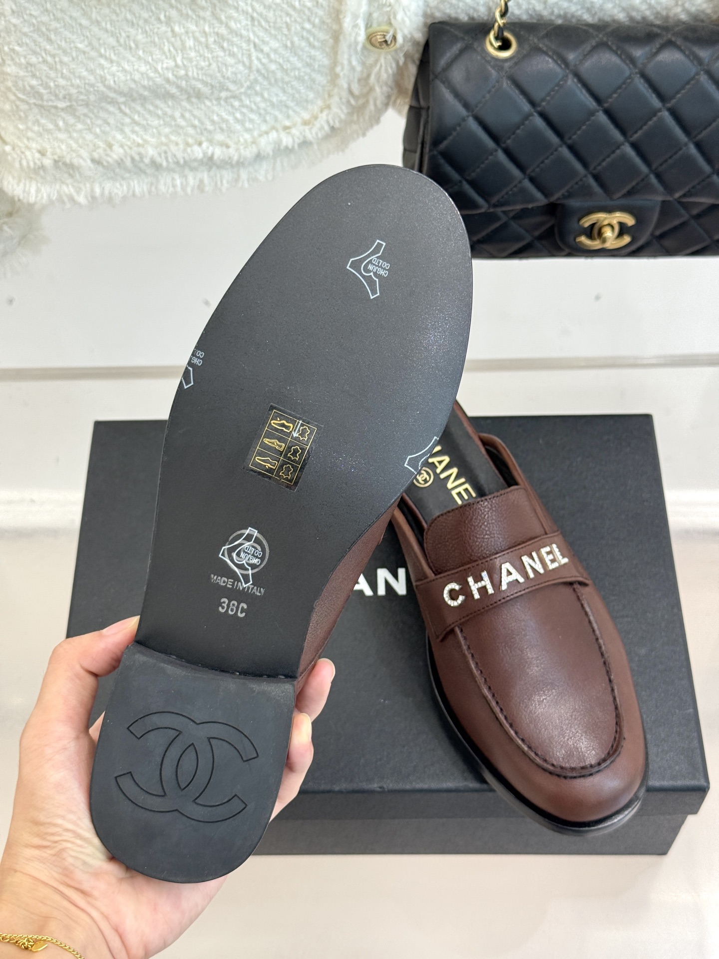 CHANE*｜小香25A新品复古字母钻扣乐福鞋当Chanel的经典基因邂逅复古风潮这双乐福鞋以璀璨细节与