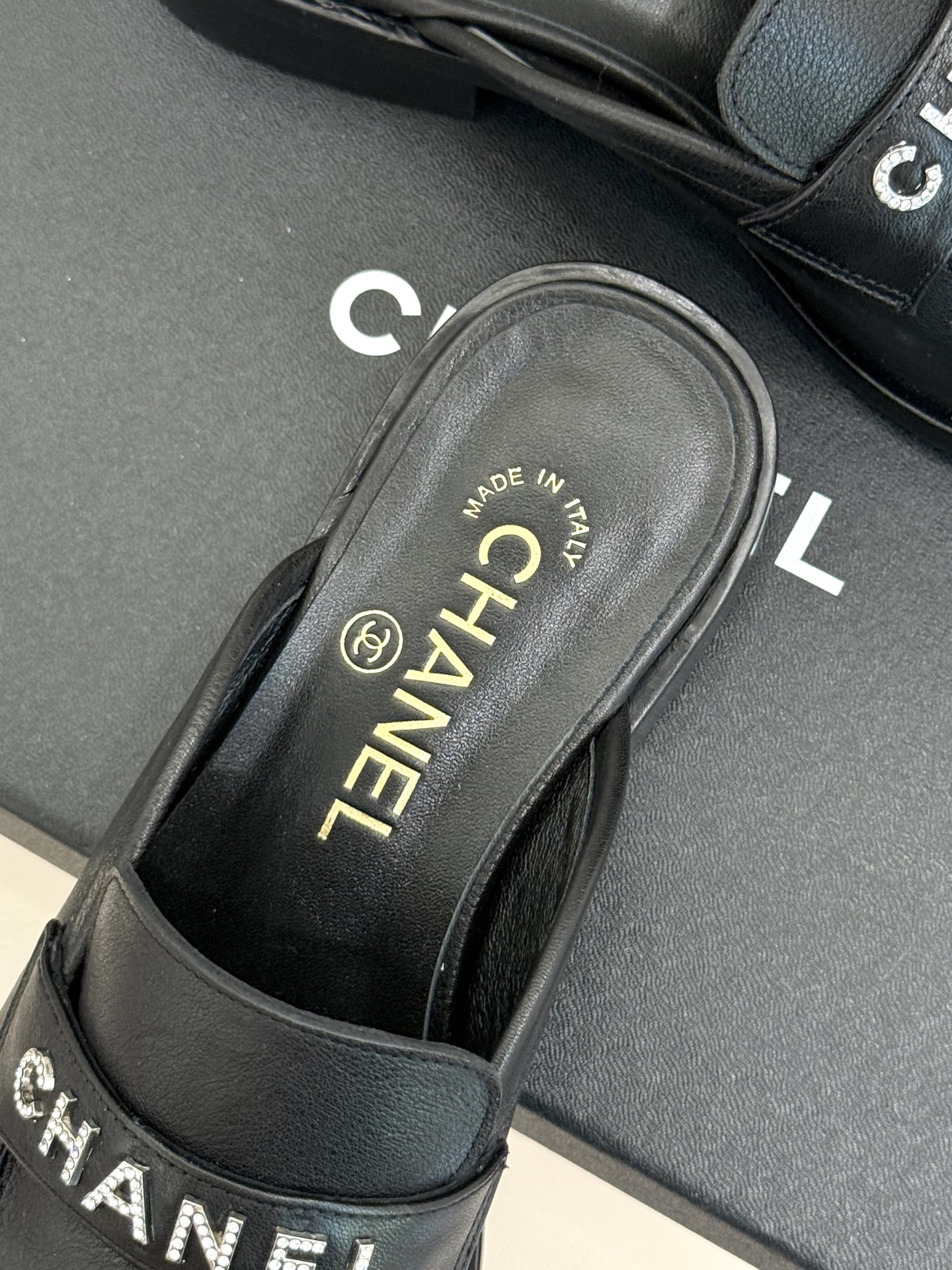 CHANE*｜小香25A新品复古字母钻扣乐福鞋半拖当Chanel的经典基因邂逅复古风潮这双乐福鞋以璀璨细