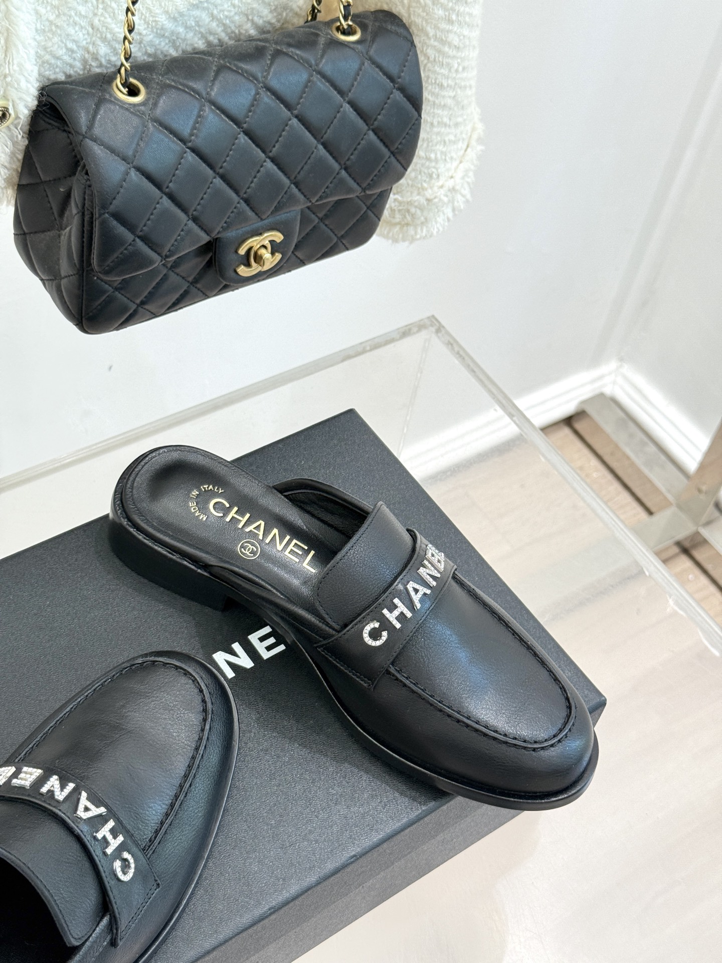 CHANE*｜小香25A新品复古字母钻扣乐福鞋半拖当Chanel的经典基因邂逅复古风潮这双乐福鞋以璀璨细