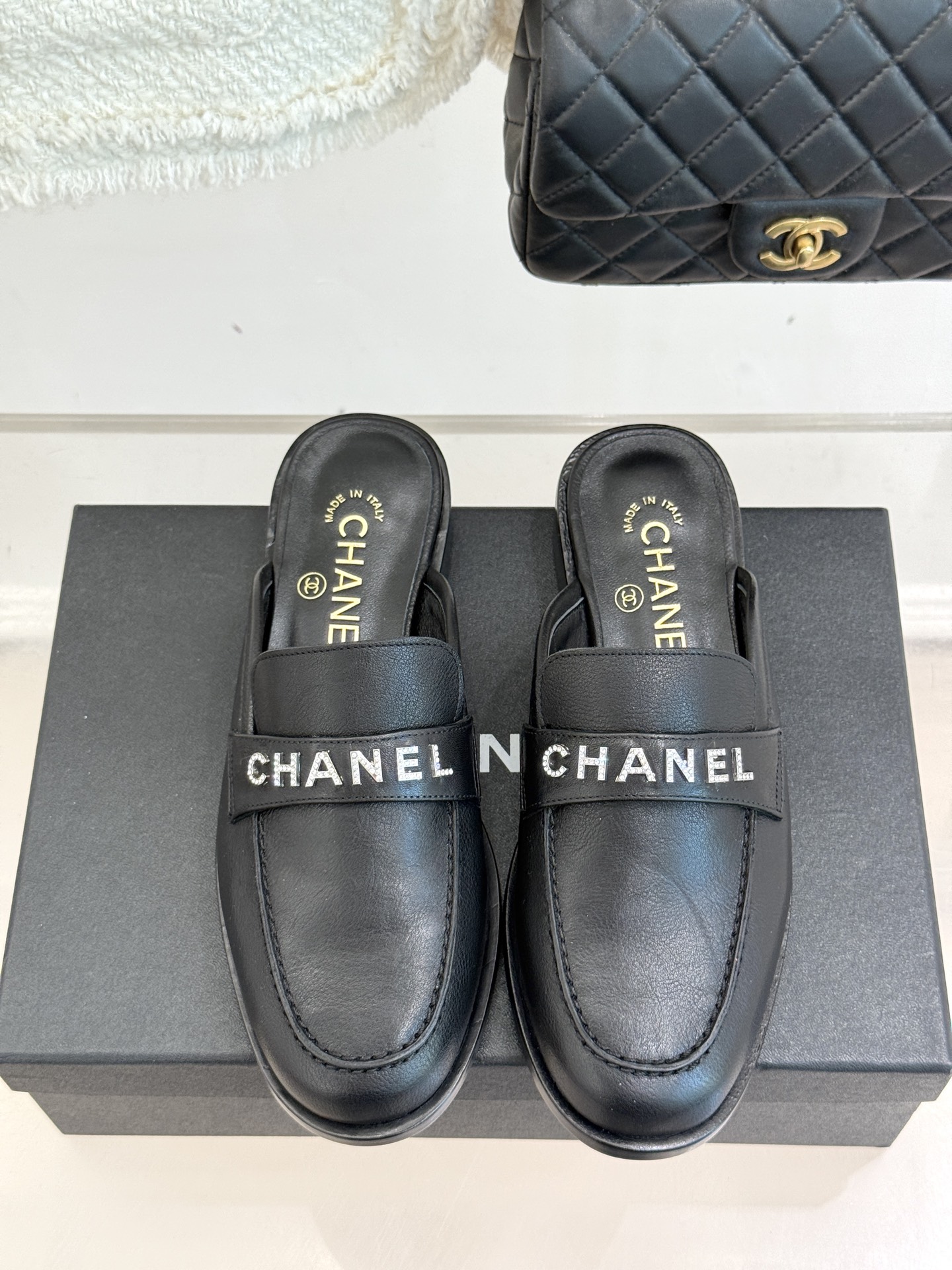 CHANE*｜小香25A新品复古字母钻扣乐福鞋半拖当Chanel的经典基因邂逅复古风潮这双乐福鞋以璀璨细