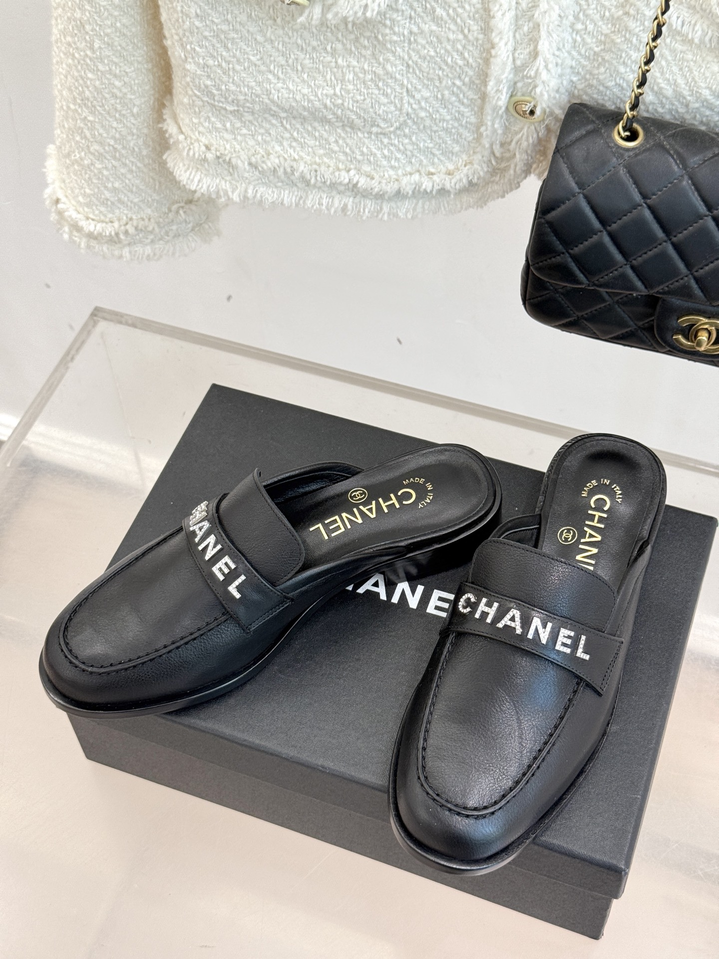 CHANE*｜小香25A新品复古字母钻扣乐福鞋半拖当Chanel的经典基因邂逅复古风潮这双乐福鞋以璀璨细