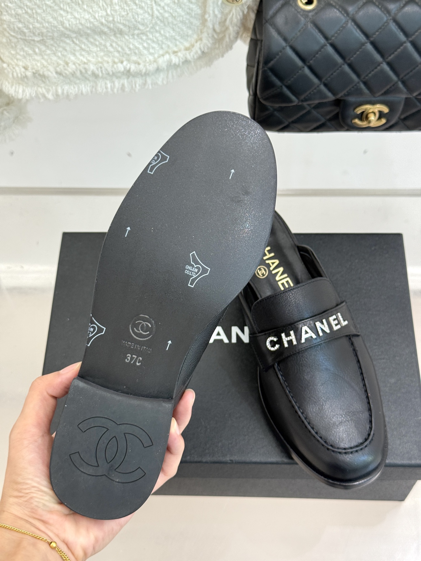 CHANE*｜小香25A新品复古字母钻扣乐福鞋半拖当Chanel的经典基因邂逅复古风潮这双乐福鞋以璀璨细