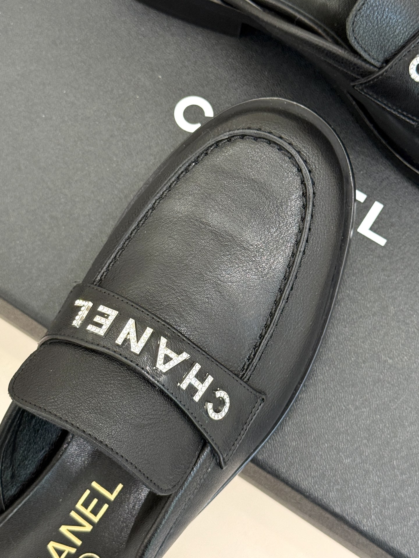 CHANE*｜小香25A新品复古字母钻扣乐福鞋半拖当Chanel的经典基因邂逅复古风潮这双乐福鞋以璀璨细