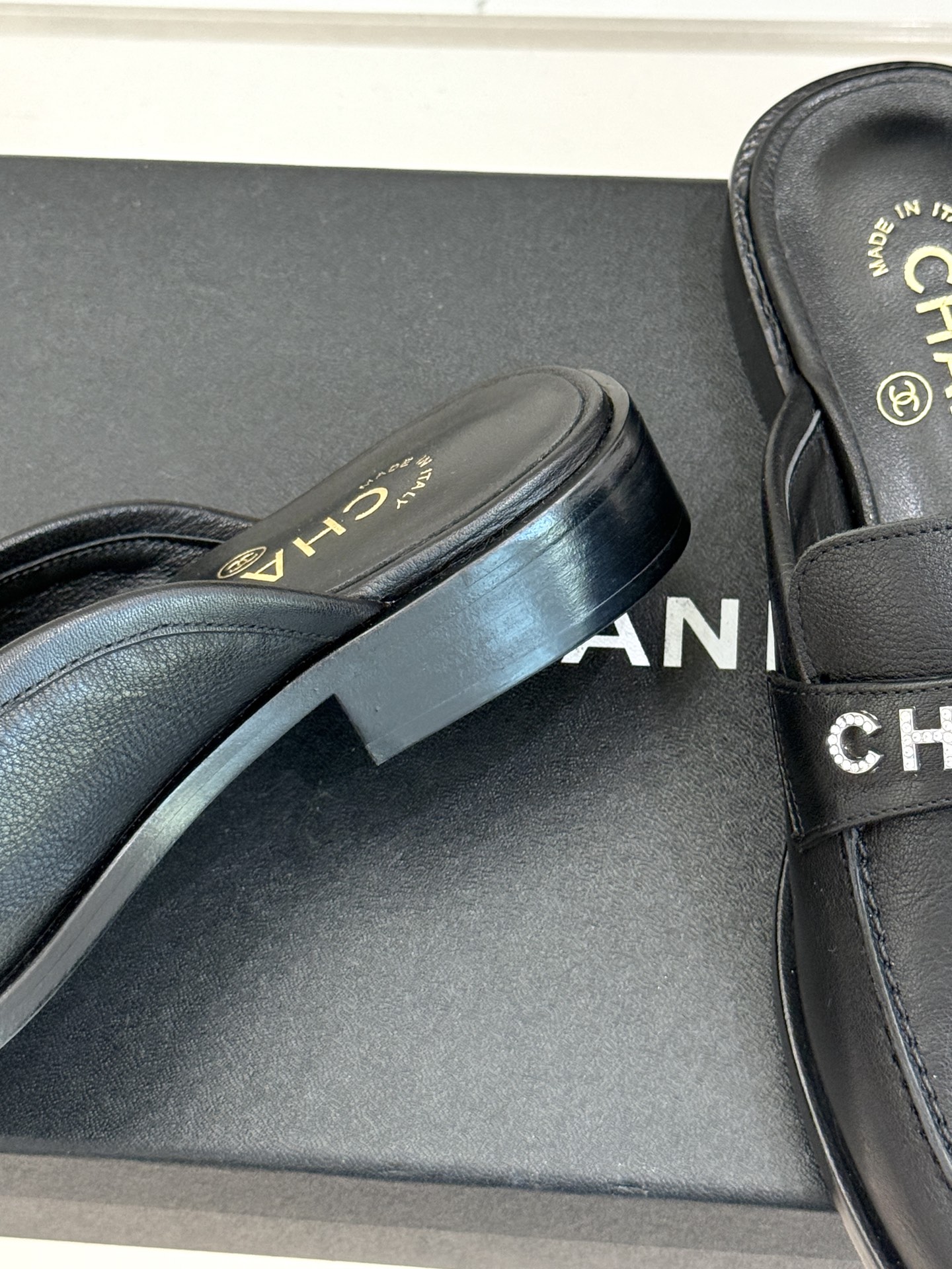 CHANE*｜小香25A新品复古字母钻扣乐福鞋半拖当Chanel的经典基因邂逅复古风潮这双乐福鞋以璀璨细