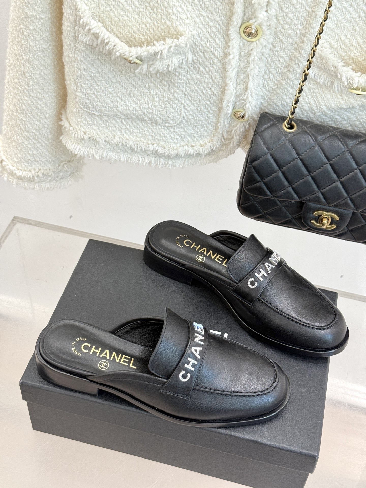 CHANE*｜小香25A新品复古字母钻扣乐福鞋半拖当Chanel的经典基因邂逅复古风潮这双乐福鞋以璀璨细