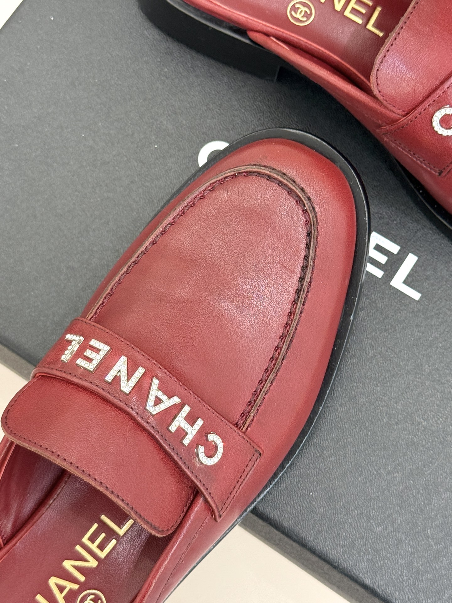 CHANE*｜小香25A新品复古字母钻扣乐福鞋半拖当Chanel的经典基因邂逅复古风潮这双乐福鞋以璀璨细