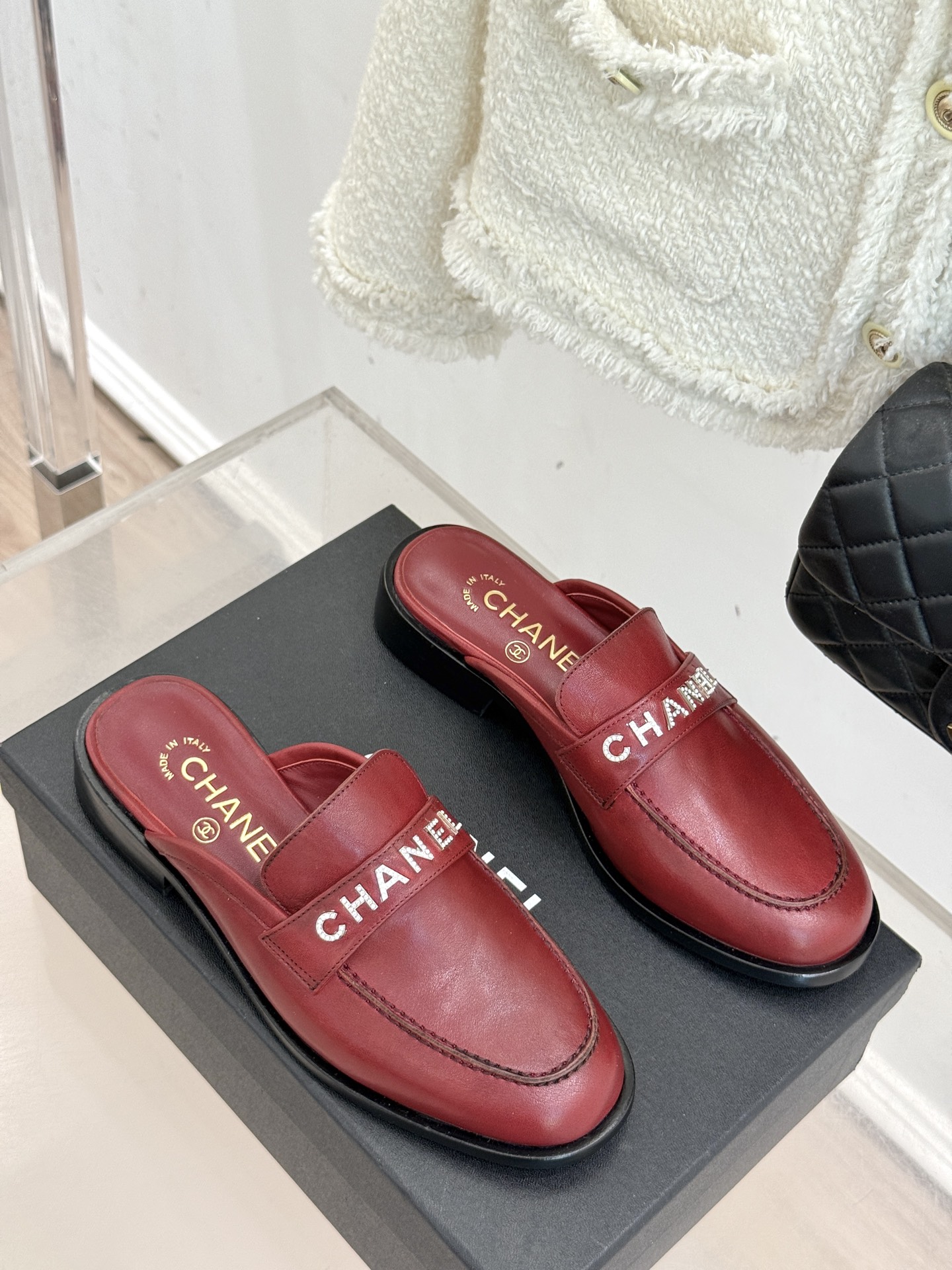 CHANE*｜小香25A新品复古字母钻扣乐福鞋半拖当Chanel的经典基因邂逅复古风潮这双乐福鞋以璀璨细