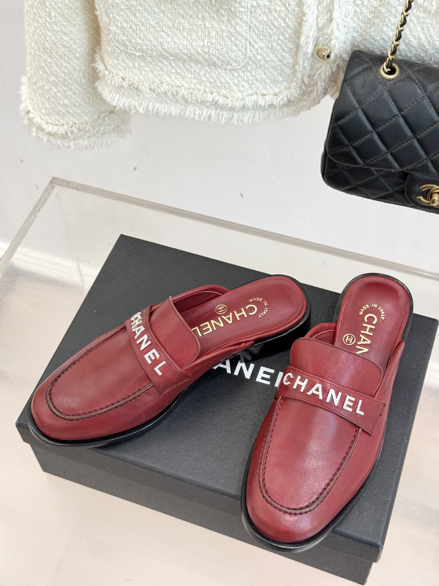 CHANE*｜小香25A新品复古字母钻扣乐福鞋半拖当Chanel的经典基因邂逅复古风潮这双乐福鞋以璀璨细