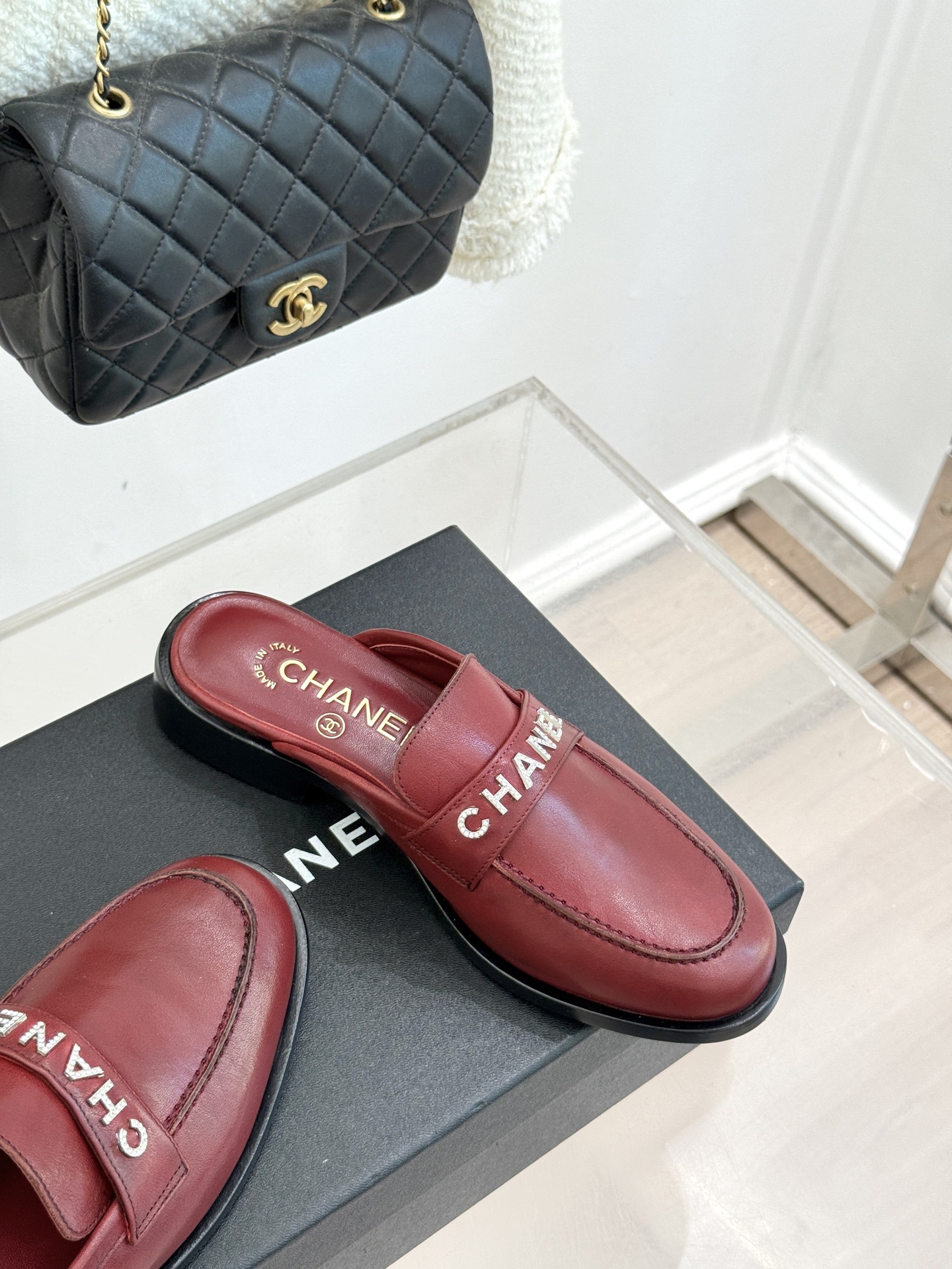 CHANE*｜小香25A新品复古字母钻扣乐福鞋半拖当Chanel的经典基因邂逅复古风潮这双乐福鞋以璀璨细