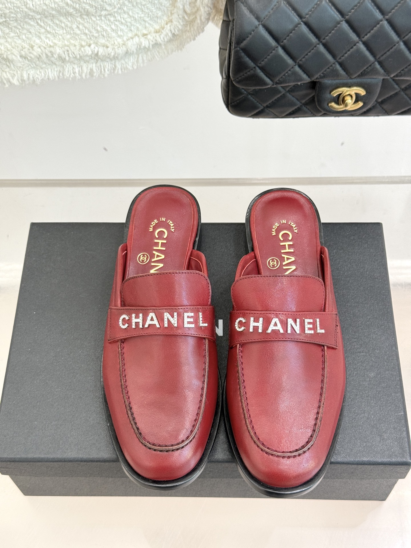 CHANE*｜小香25A新品复古字母钻扣乐福鞋半拖当Chanel的经典基因邂逅复古风潮这双乐福鞋以璀璨细