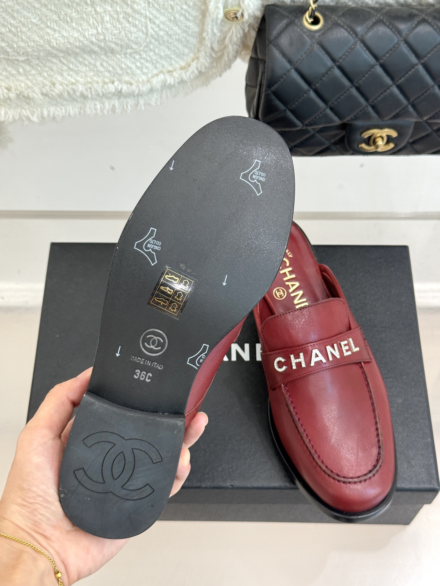 CHANE*｜小香25A新品复古字母钻扣乐福鞋半拖当Chanel的经典基因邂逅复古风潮这双乐福鞋以璀璨细