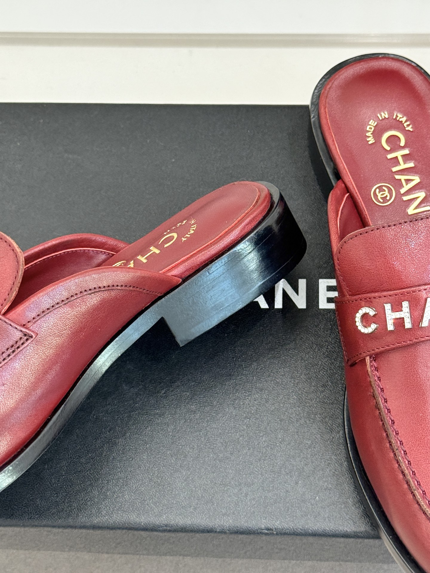 CHANE*｜小香25A新品复古字母钻扣乐福鞋半拖当Chanel的经典基因邂逅复古风潮这双乐福鞋以璀璨细