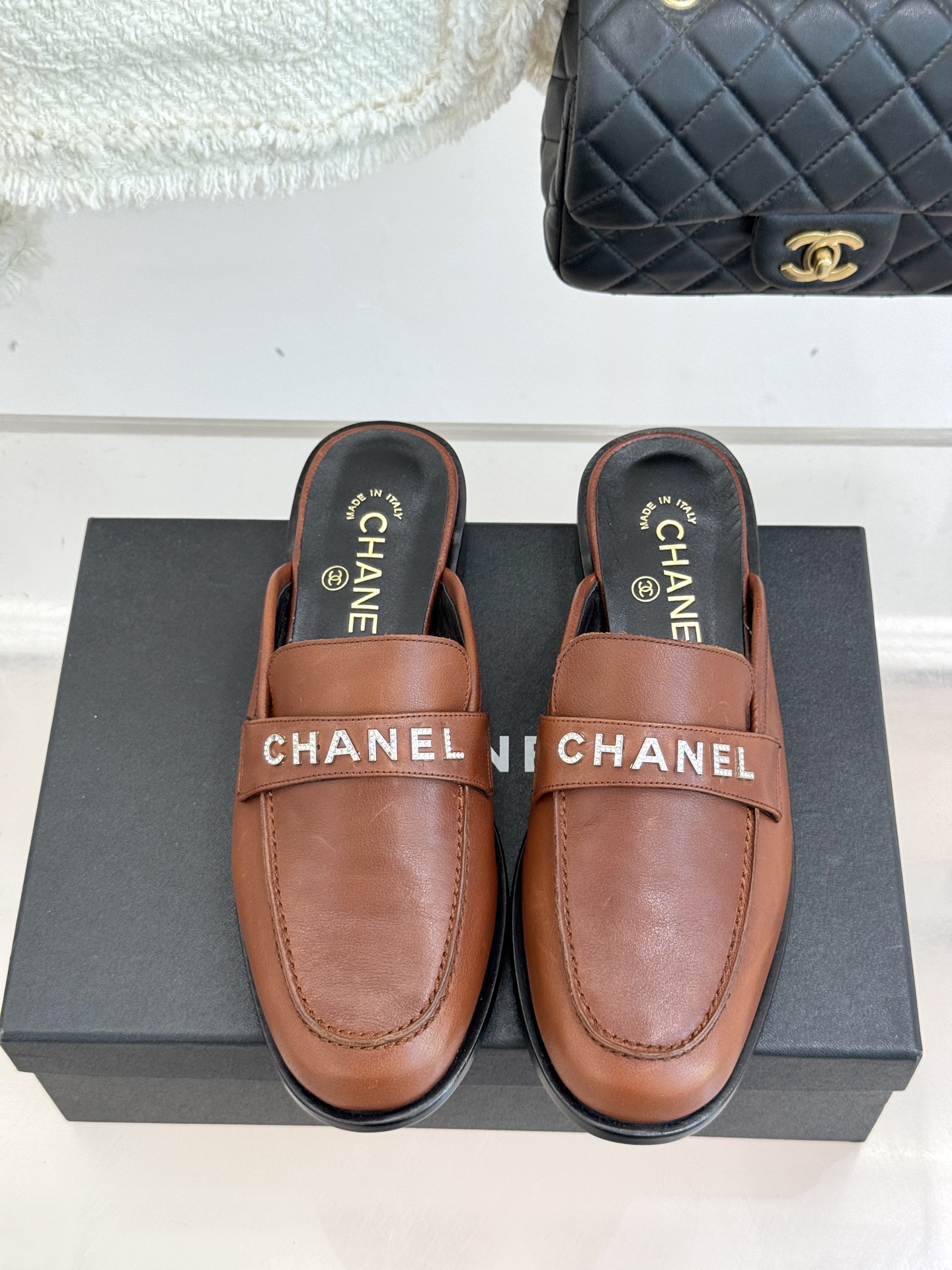 CHANE*｜小香25A新品复古字母钻扣乐福鞋半拖当Chanel的经典基因邂逅复古风潮这双乐福鞋以璀璨细