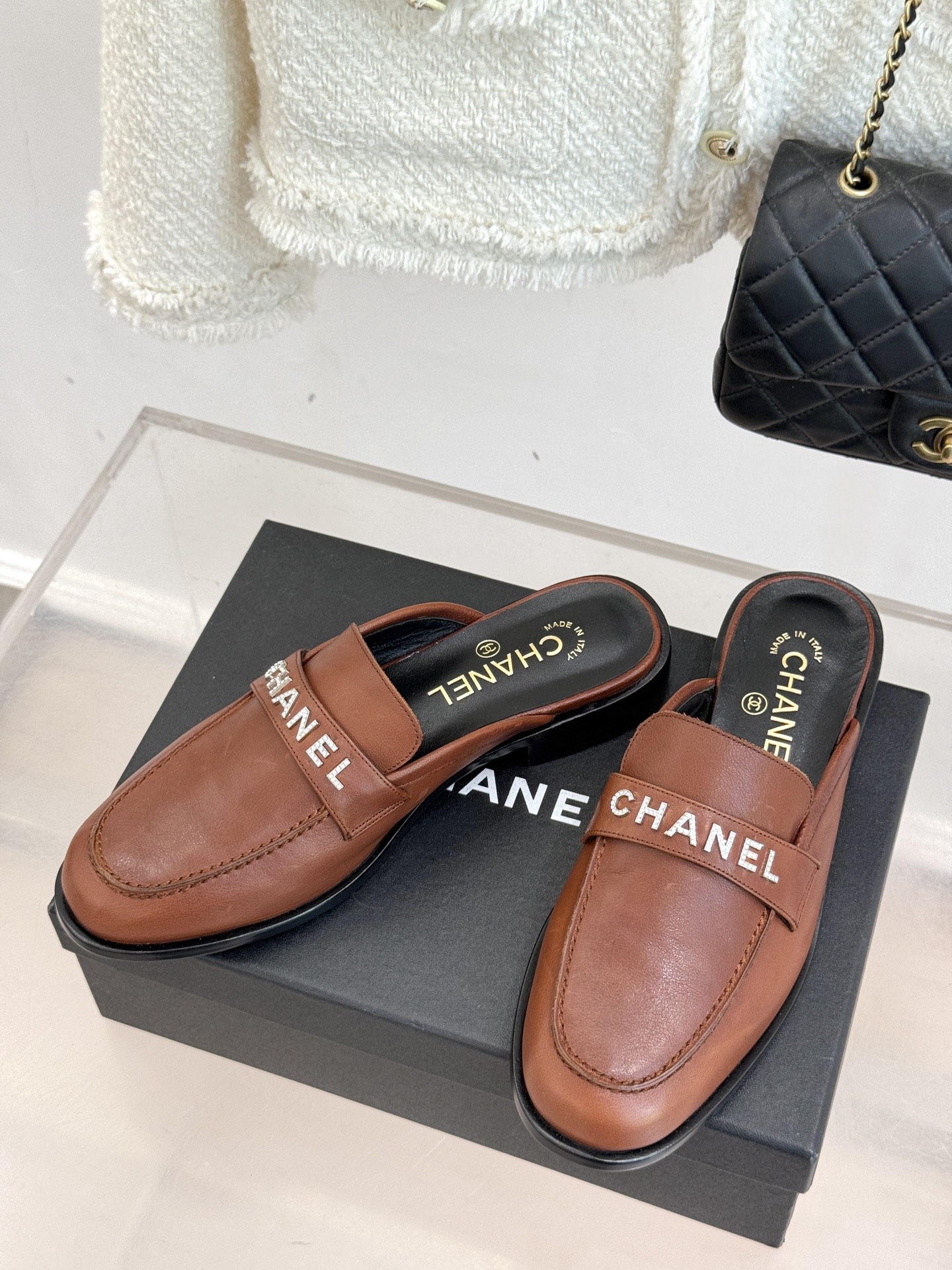 CHANE*｜小香25A新品复古字母钻扣乐福鞋半拖当Chanel的经典基因邂逅复古风潮这双乐福鞋以璀璨细