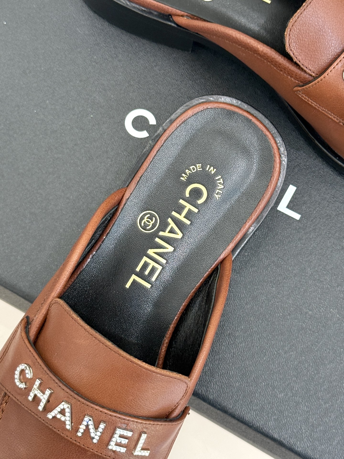 CHANE*｜小香25A新品复古字母钻扣乐福鞋半拖当Chanel的经典基因邂逅复古风潮这双乐福鞋以璀璨细