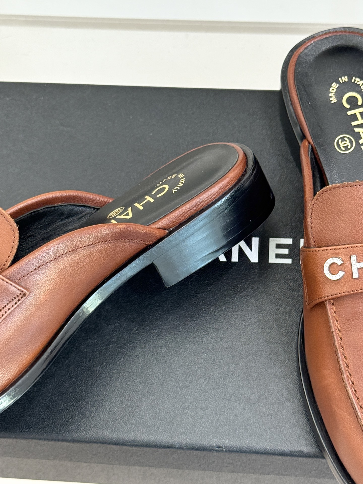 CHANE*｜小香25A新品复古字母钻扣乐福鞋半拖当Chanel的经典基因邂逅复古风潮这双乐福鞋以璀璨细