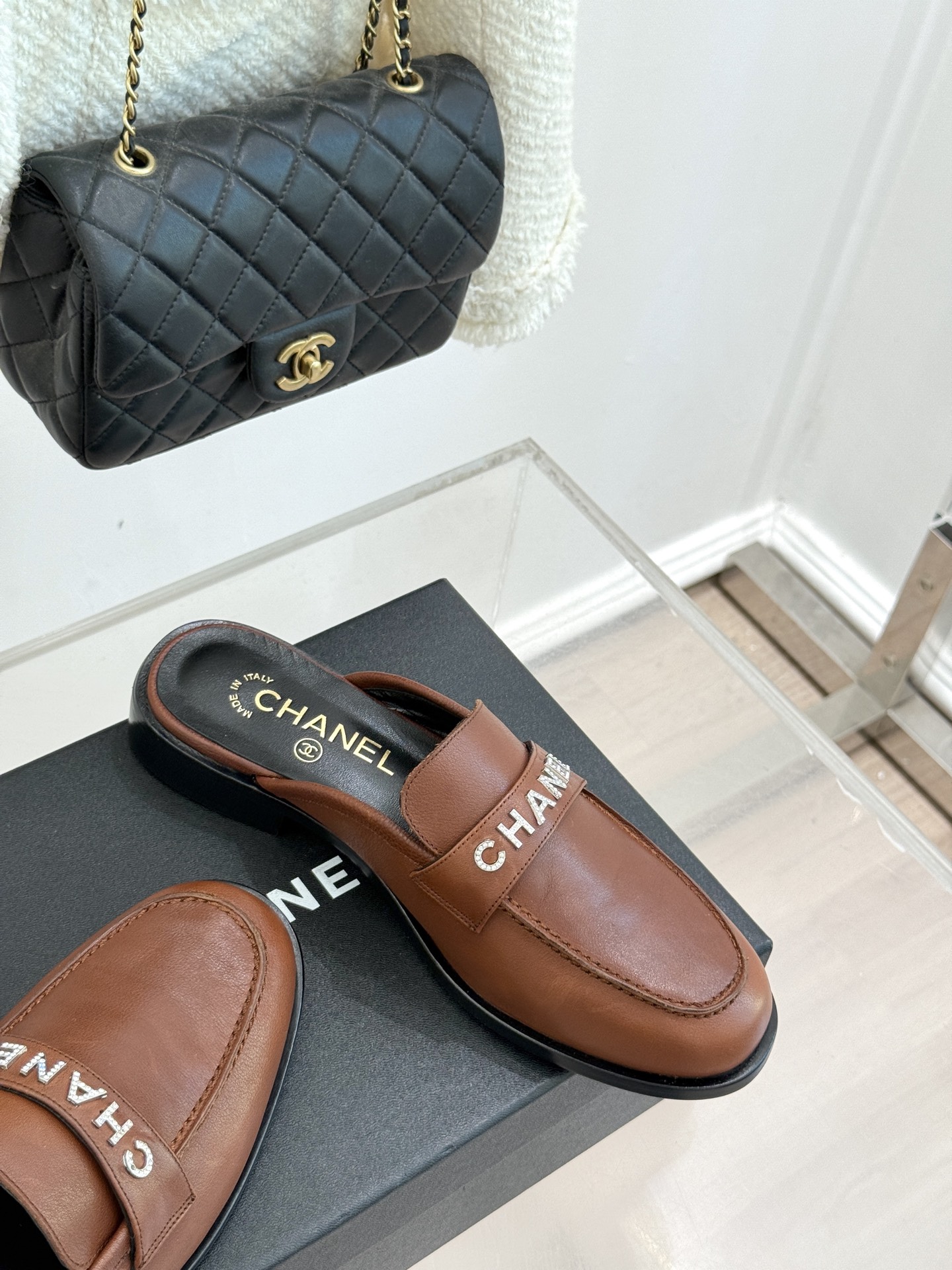 CHANE*｜小香25A新品复古字母钻扣乐福鞋半拖当Chanel的经典基因邂逅复古风潮这双乐福鞋以璀璨细