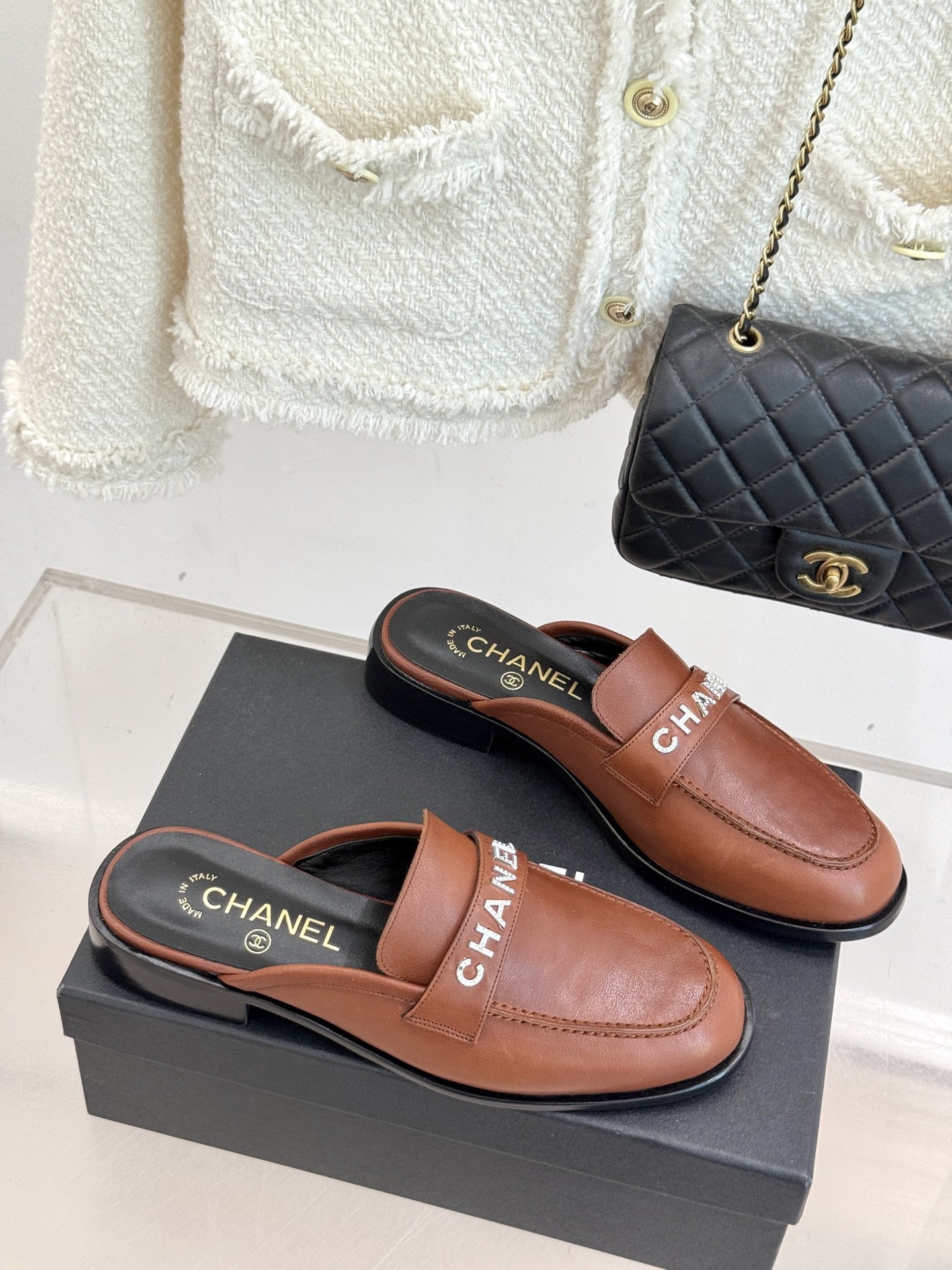 CHANE*｜小香25A新品复古字母钻扣乐福鞋半拖当Chanel的经典基因邂逅复古风潮这双乐福鞋以璀璨细
