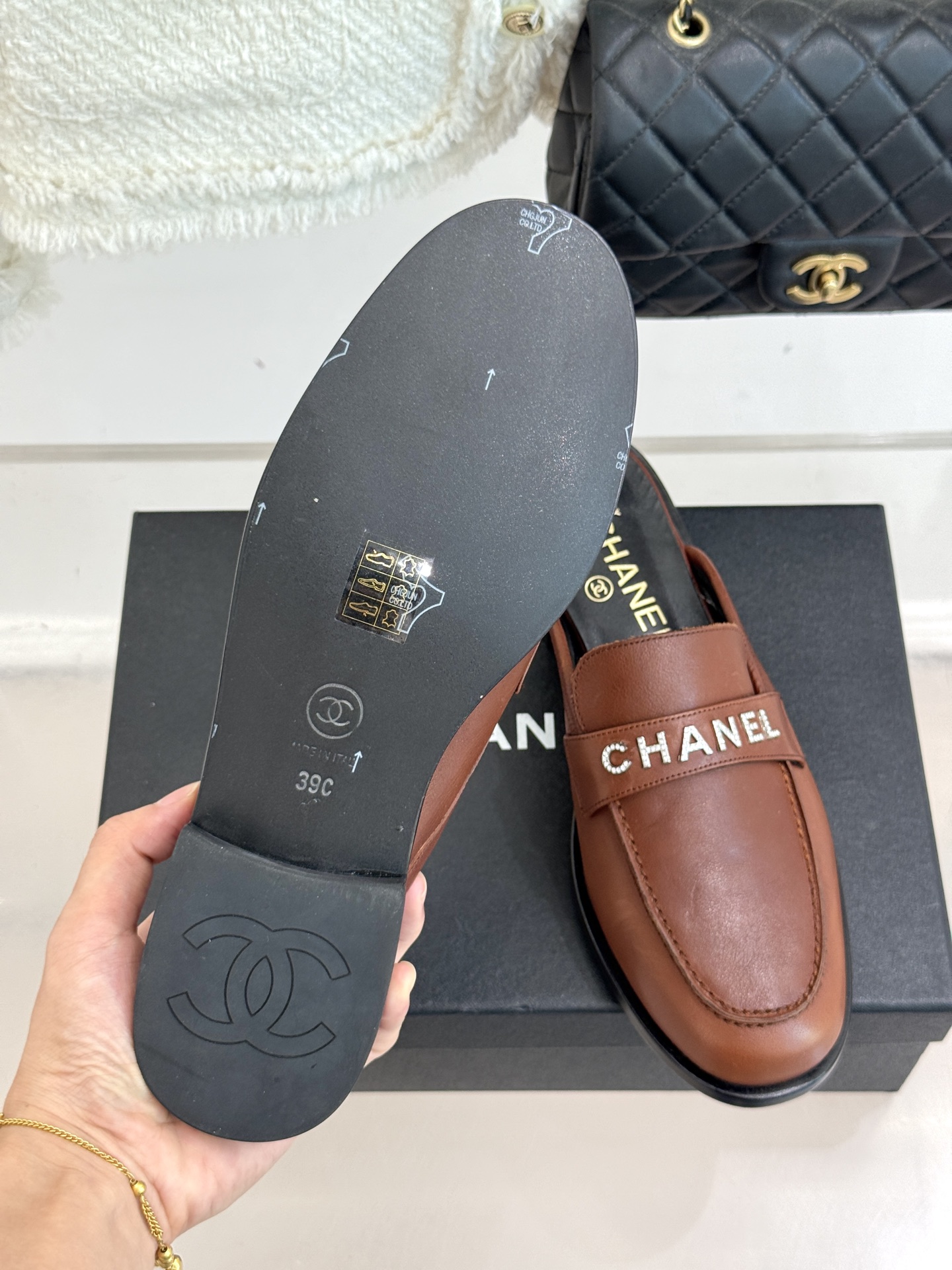 CHANE*｜小香25A新品复古字母钻扣乐福鞋半拖当Chanel的经典基因邂逅复古风潮这双乐福鞋以璀璨细