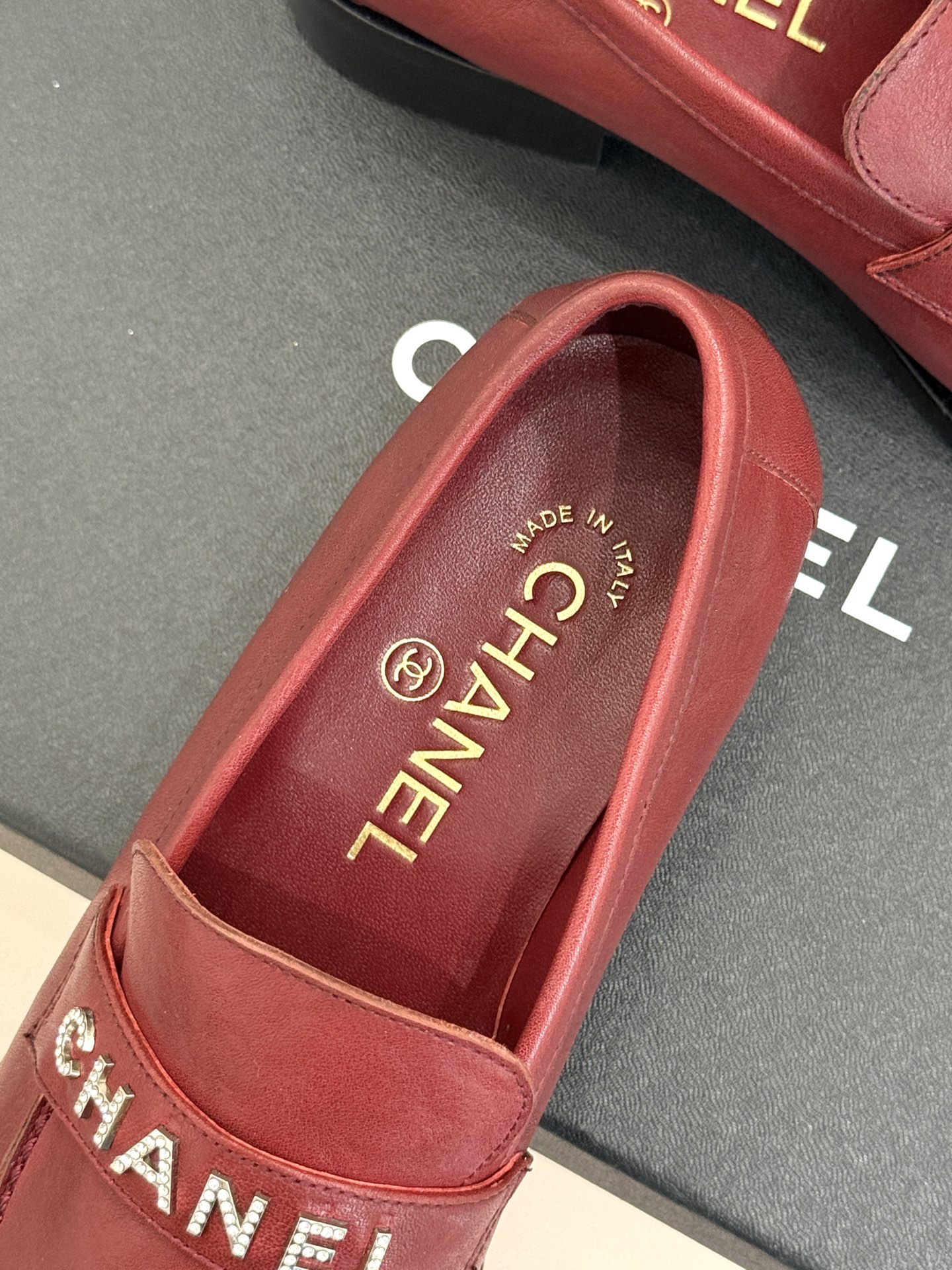 CHANE*｜小香25A新品复古字母钻扣乐福鞋半拖当Chanel的经典基因邂逅复古风潮这双乐福鞋以璀璨细