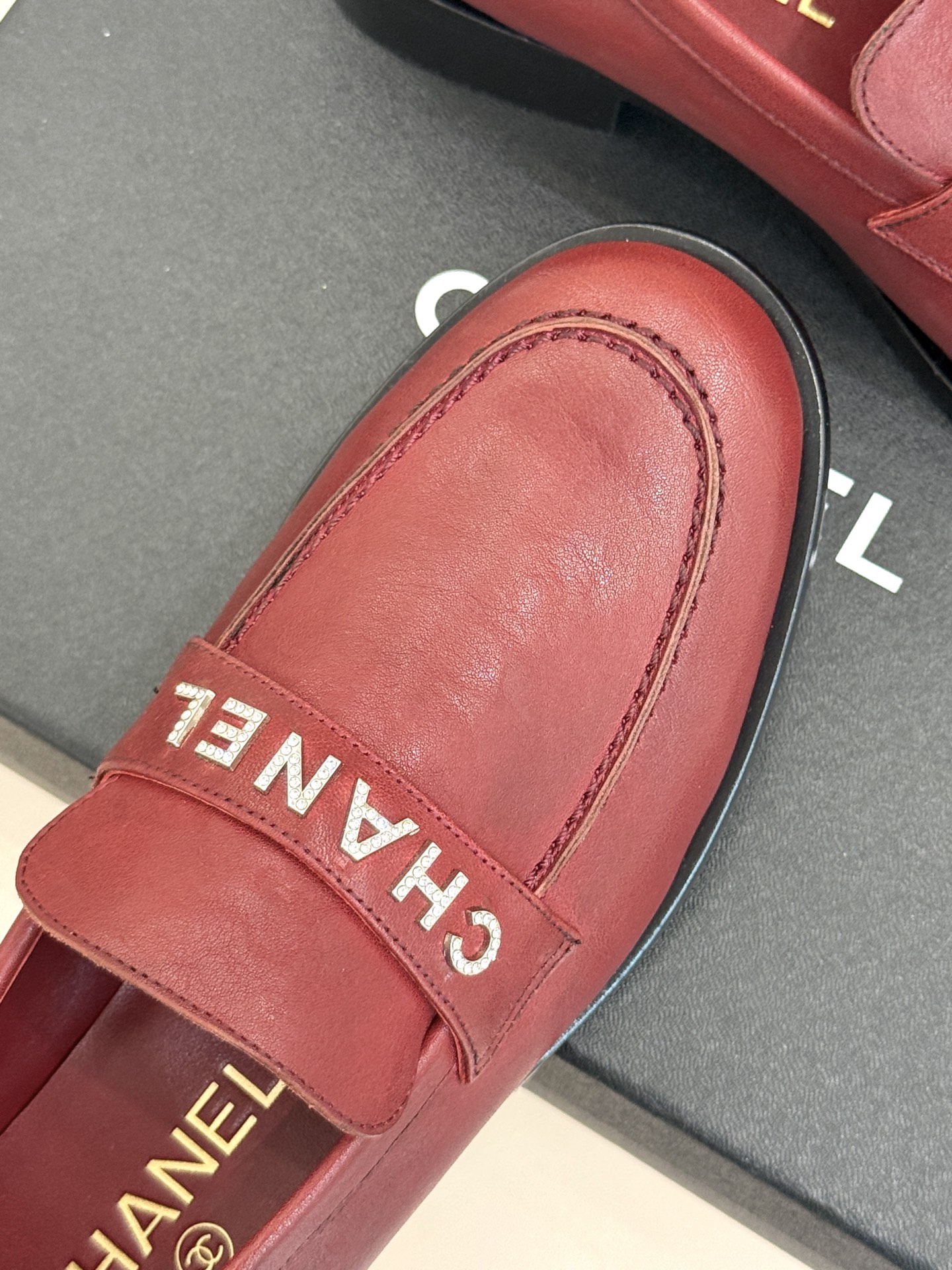 CHANE*｜小香25A新品复古字母钻扣乐福鞋半拖当Chanel的经典基因邂逅复古风潮这双乐福鞋以璀璨细