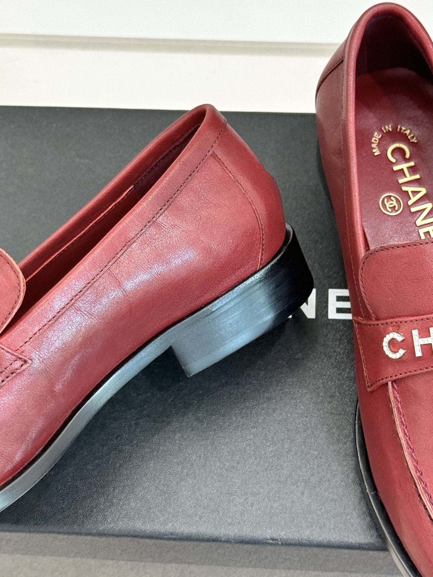 CHANE*｜小香25A新品复古字母钻扣乐福鞋半拖当Chanel的经典基因邂逅复古风潮这双乐福鞋以璀璨细