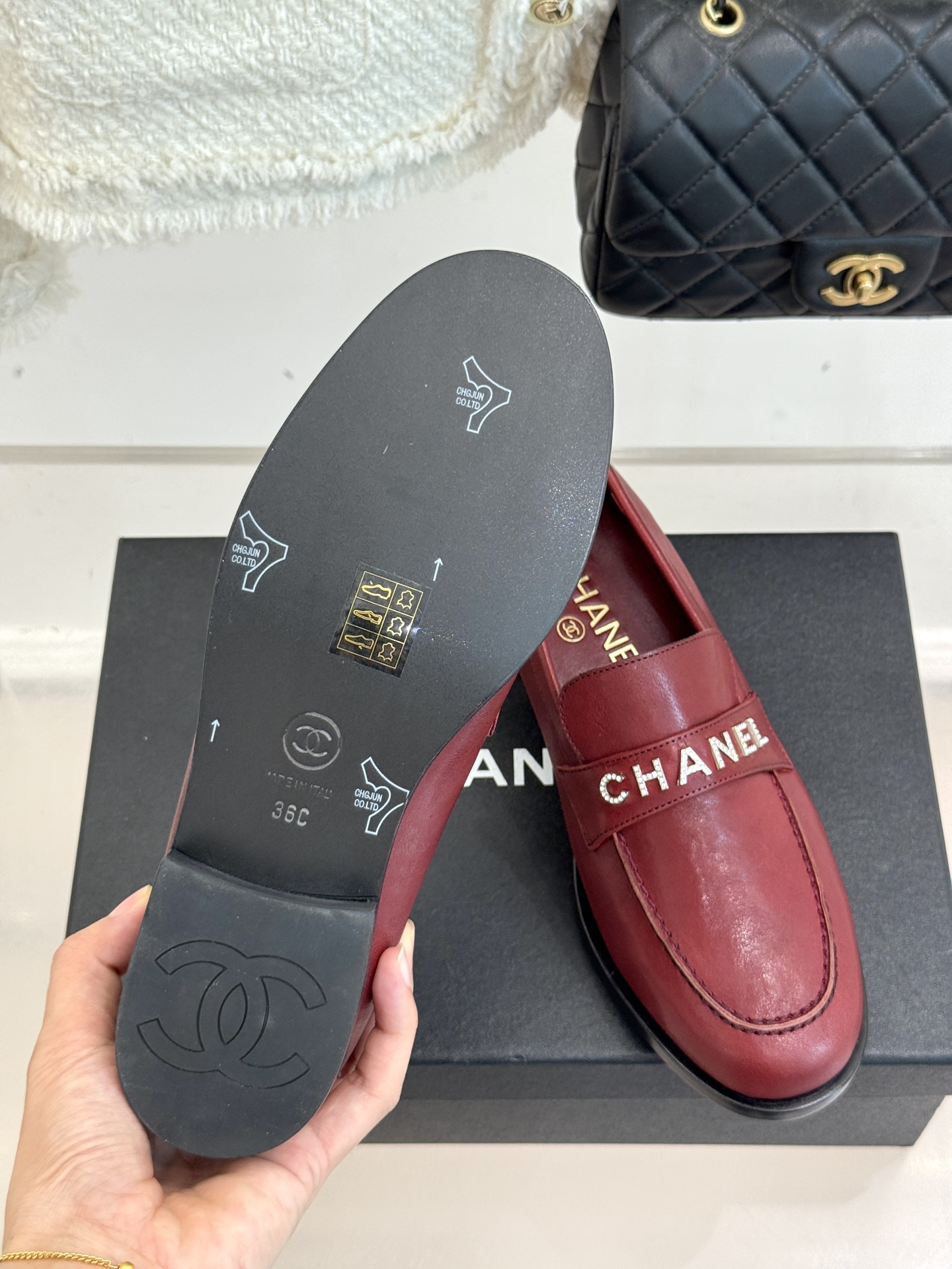 CHANE*｜小香25A新品复古字母钻扣乐福鞋半拖当Chanel的经典基因邂逅复古风潮这双乐福鞋以璀璨细