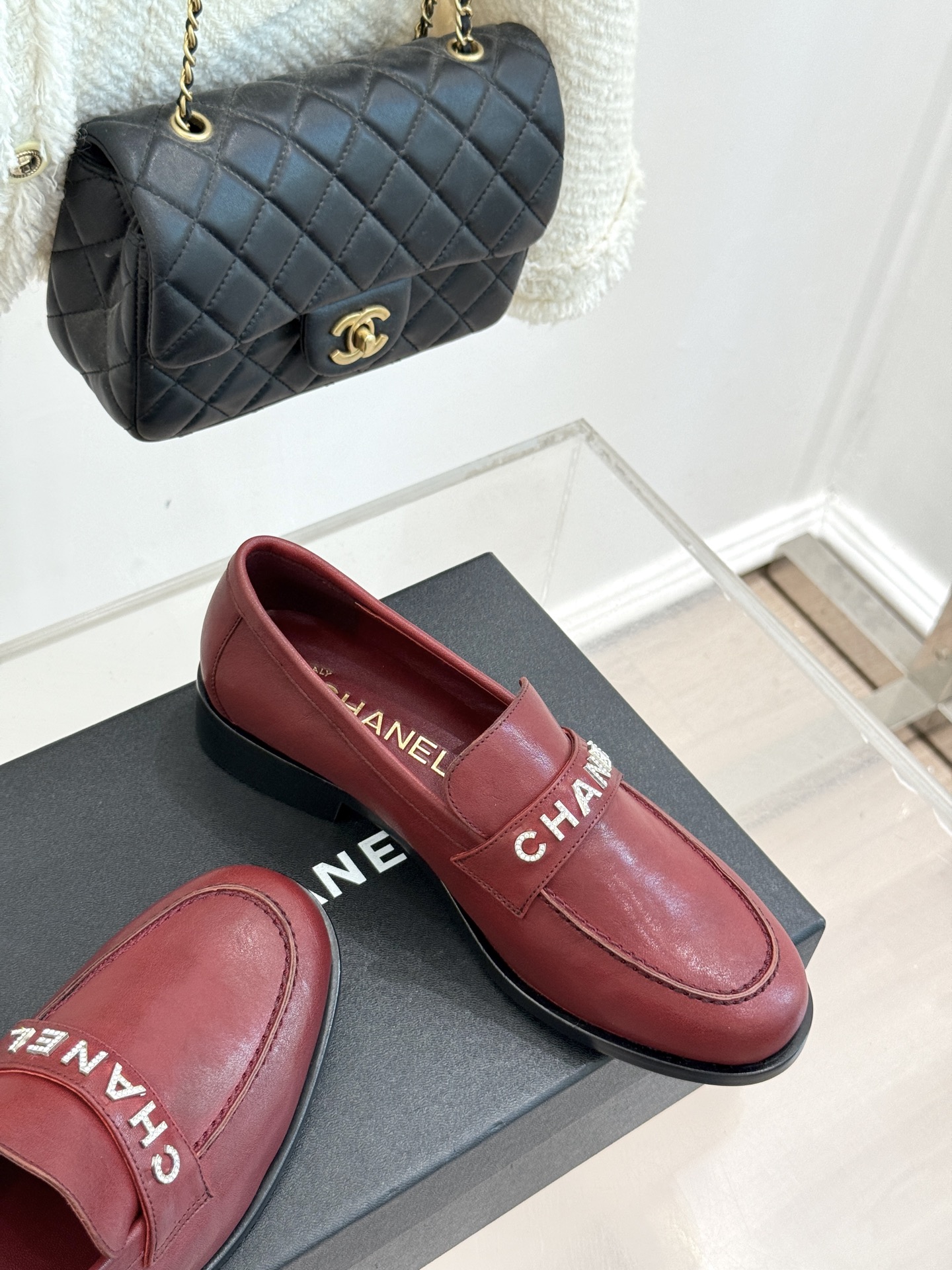 CHANE*｜小香25A新品复古字母钻扣乐福鞋半拖当Chanel的经典基因邂逅复古风潮这双乐福鞋以璀璨细