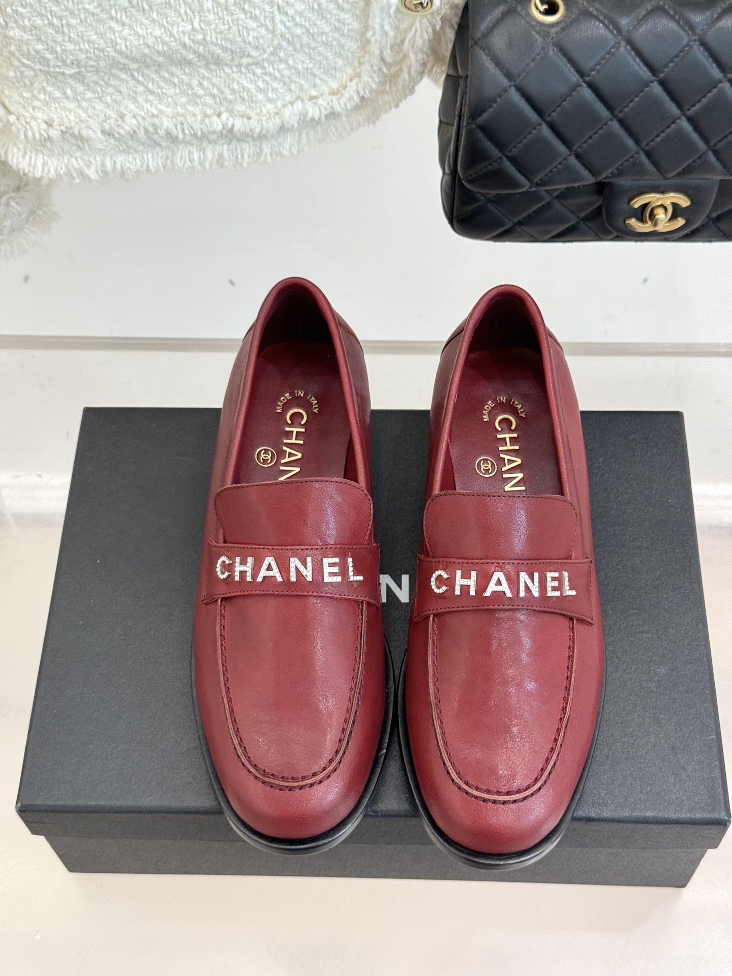 CHANE*｜小香25A新品复古字母钻扣乐福鞋半拖当Chanel的经典基因邂逅复古风潮这双乐福鞋以璀璨细