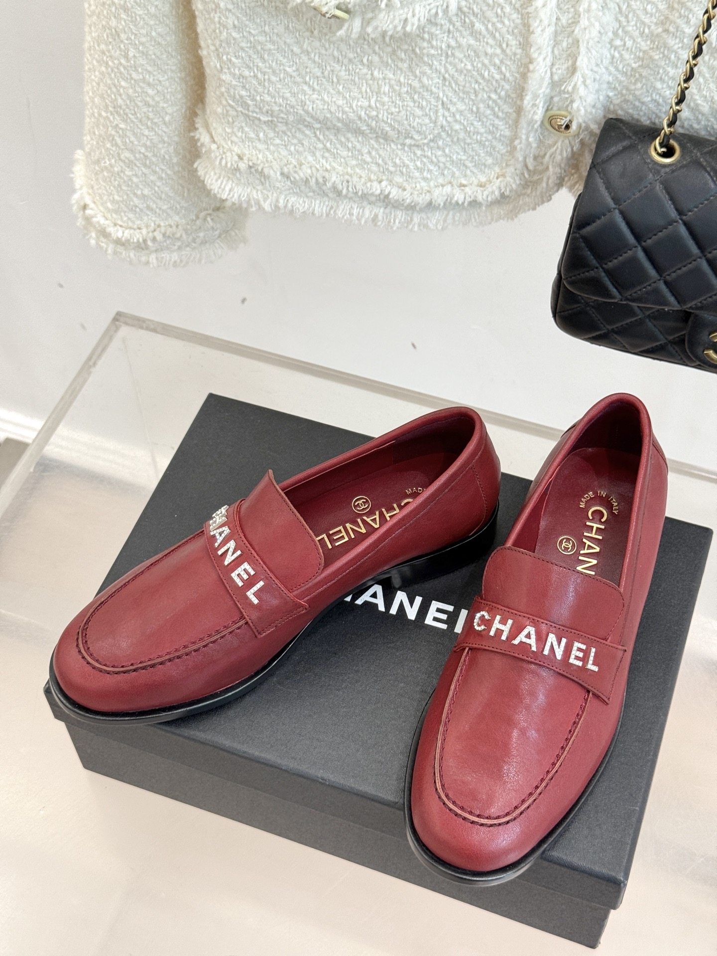 CHANE*｜小香25A新品复古字母钻扣乐福鞋半拖当Chanel的经典基因邂逅复古风潮这双乐福鞋以璀璨细
