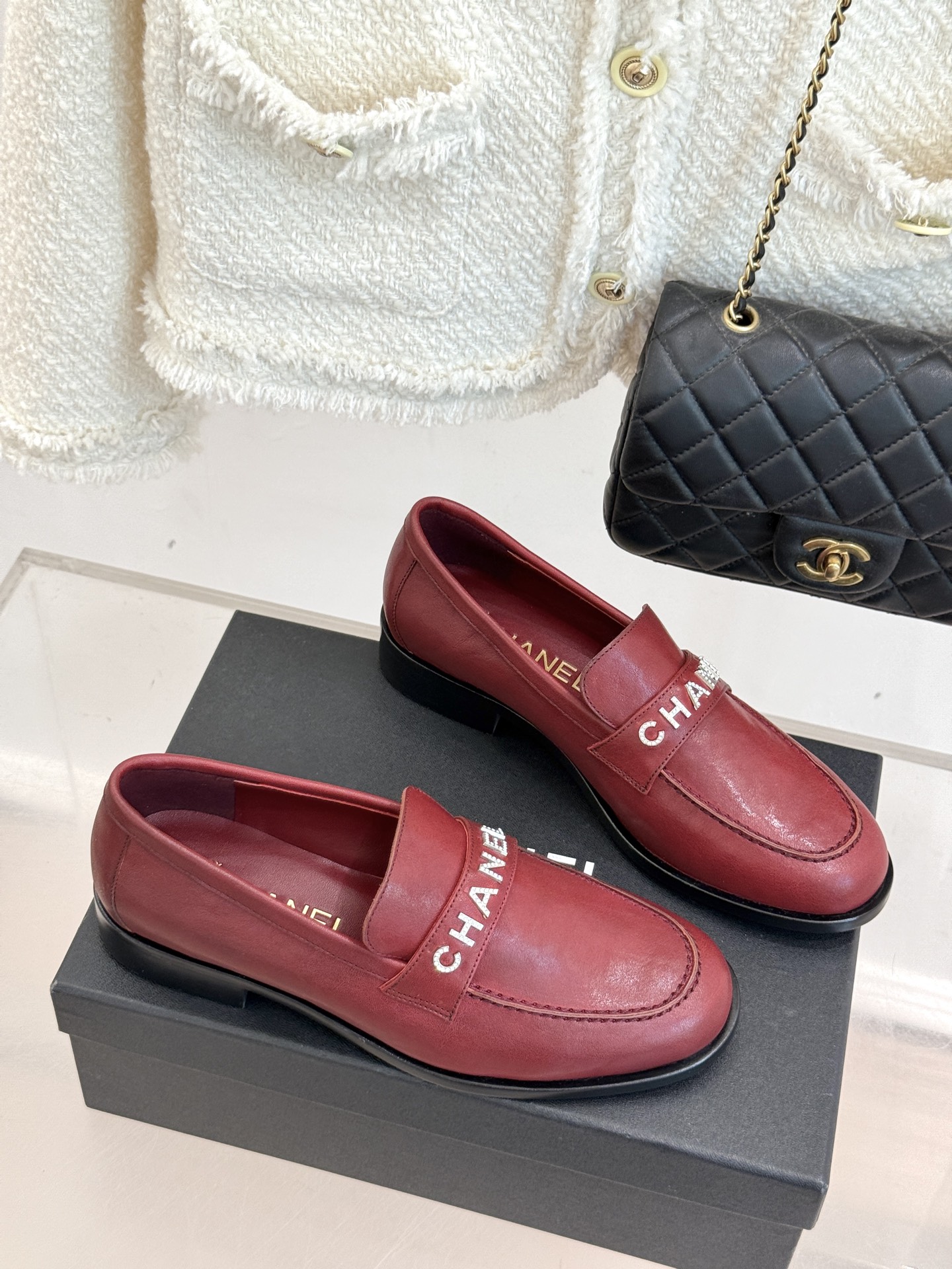 CHANE*｜小香25A新品复古字母钻扣乐福鞋半拖当Chanel的经典基因邂逅复古风潮这双乐福鞋以璀璨细