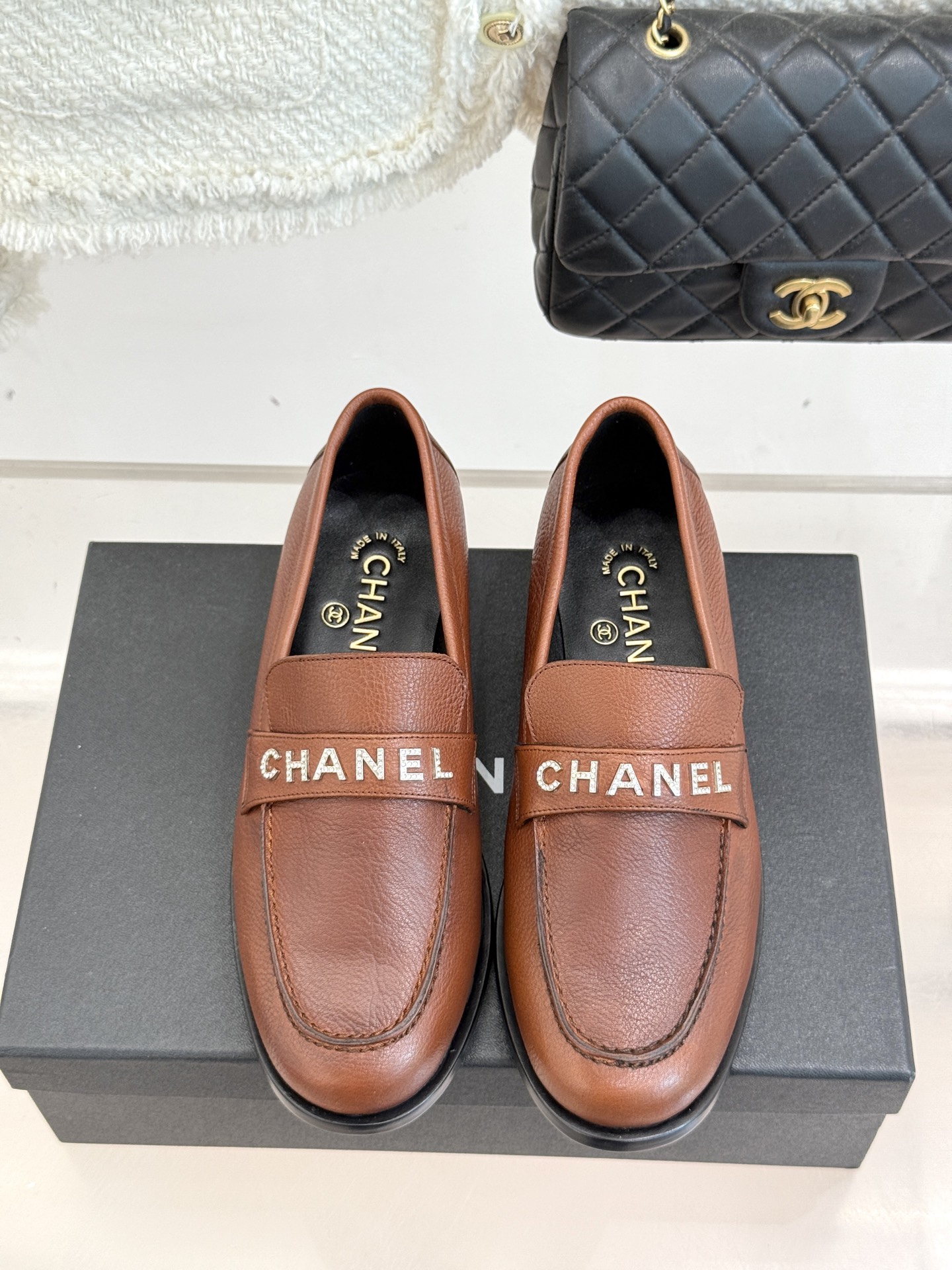 CHANE*｜小香25A新品复古字母钻扣乐福鞋半拖当Chanel的经典基因邂逅复古风潮这双乐福鞋以璀璨细