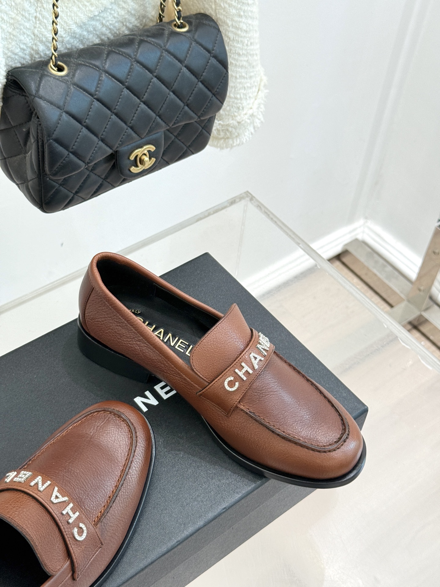 CHANE*｜小香25A新品复古字母钻扣乐福鞋半拖当Chanel的经典基因邂逅复古风潮这双乐福鞋以璀璨细