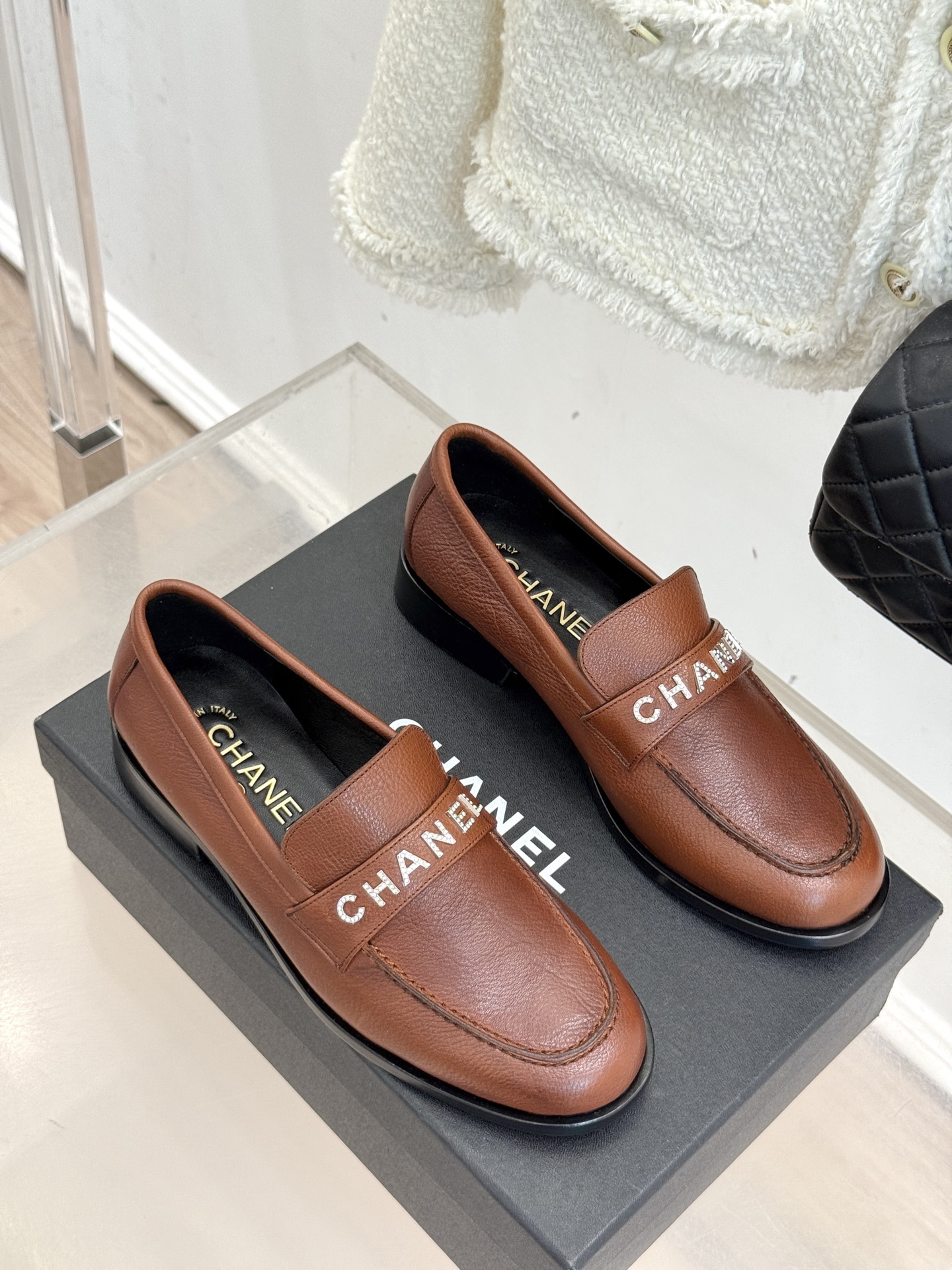 CHANE*｜小香25A新品复古字母钻扣乐福鞋半拖当Chanel的经典基因邂逅复古风潮这双乐福鞋以璀璨细