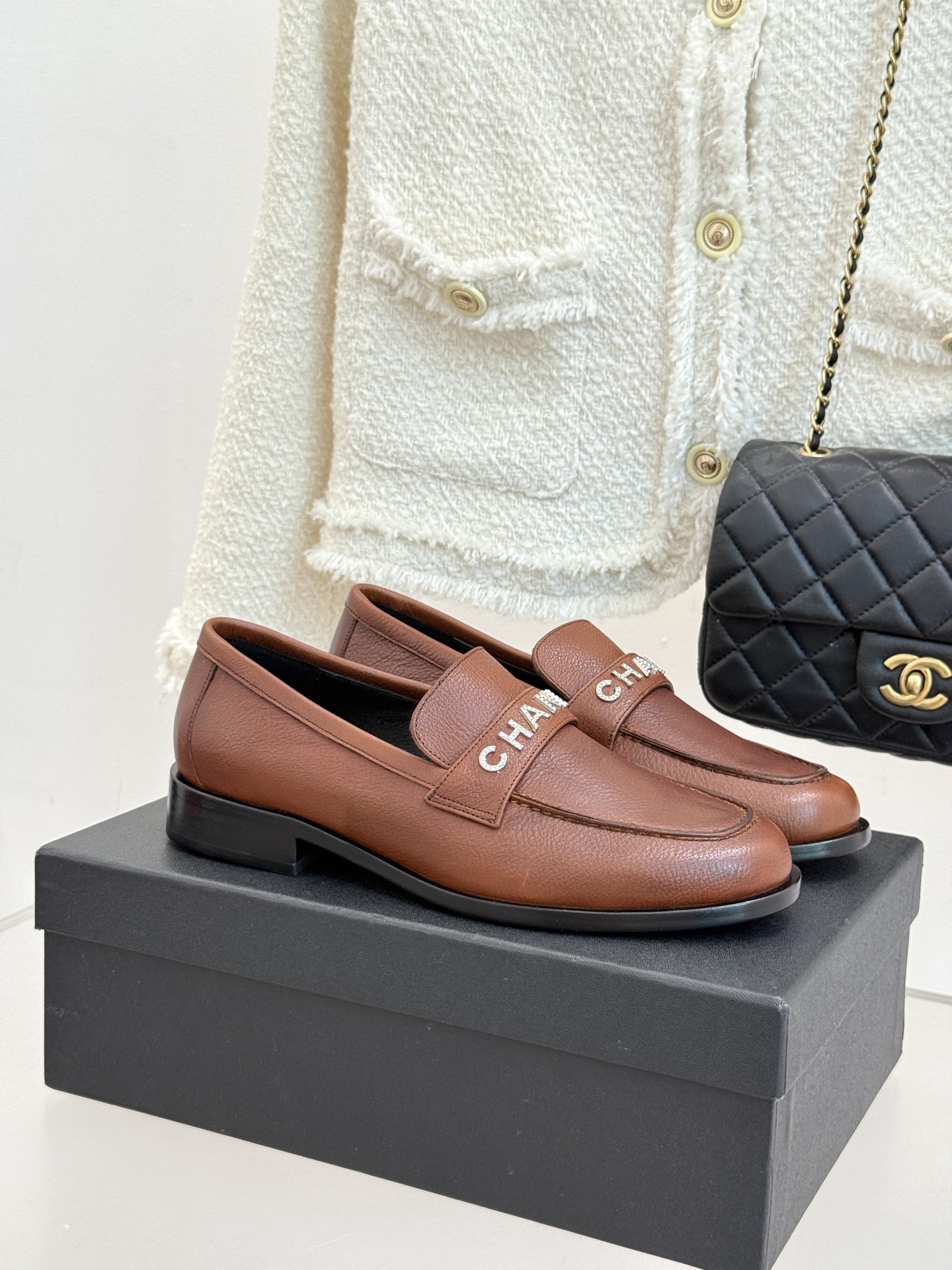 CHANE*｜小香25A新品复古字母钻扣乐福鞋半拖当Chanel的经典基因邂逅复古风潮这双乐福鞋以璀璨细