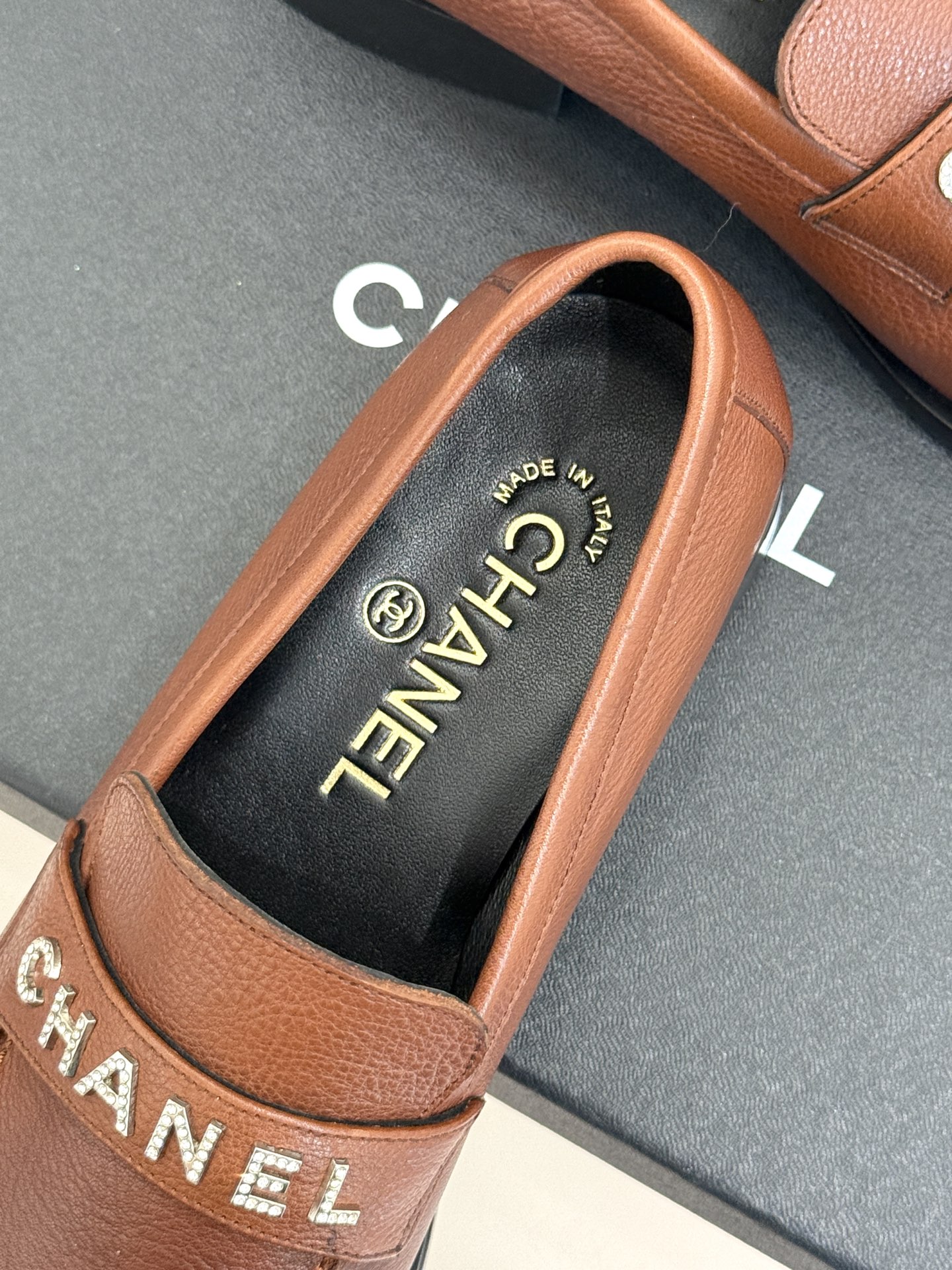 CHANE*｜小香25A新品复古字母钻扣乐福鞋半拖当Chanel的经典基因邂逅复古风潮这双乐福鞋以璀璨细