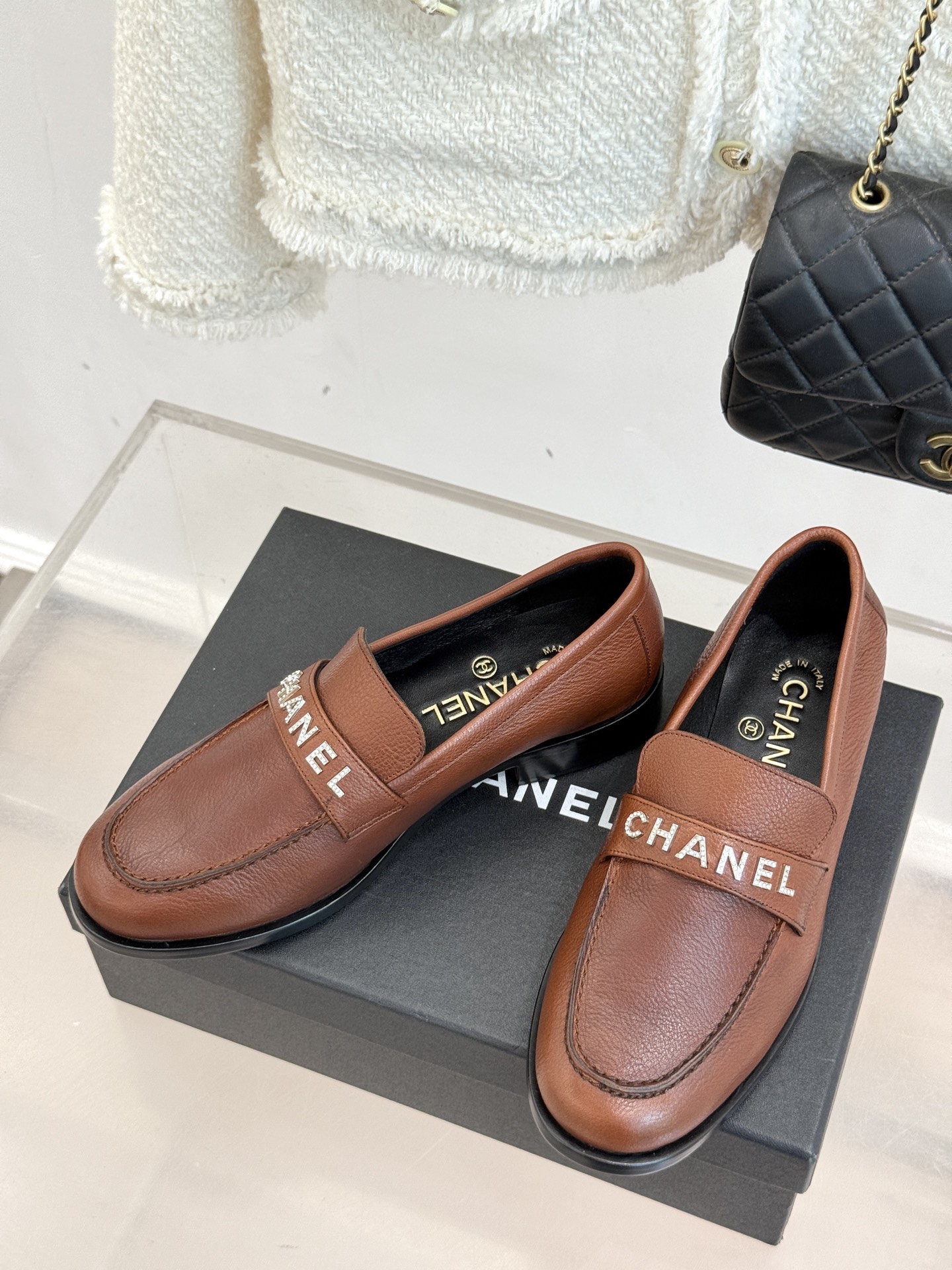 CHANE*｜小香25A新品复古字母钻扣乐福鞋半拖当Chanel的经典基因邂逅复古风潮这双乐福鞋以璀璨细