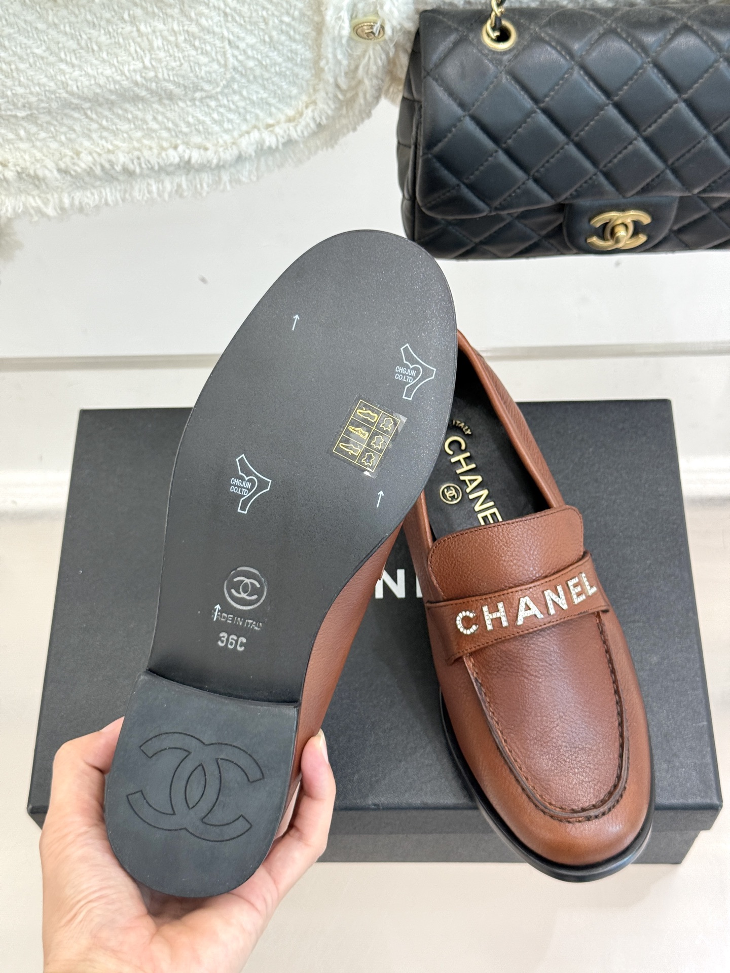 CHANE*｜小香25A新品复古字母钻扣乐福鞋半拖当Chanel的经典基因邂逅复古风潮这双乐福鞋以璀璨细