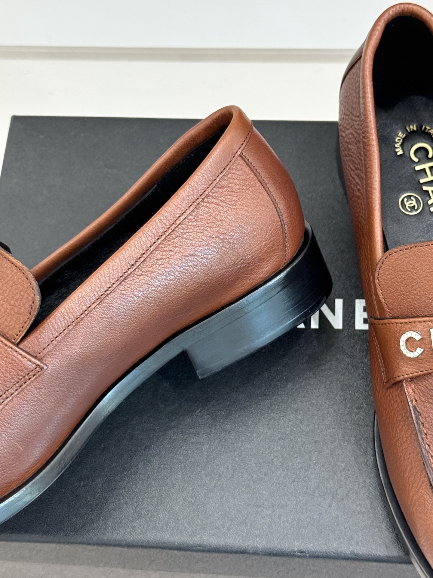 CHANE*｜小香25A新品复古字母钻扣乐福鞋半拖当Chanel的经典基因邂逅复古风潮这双乐福鞋以璀璨细