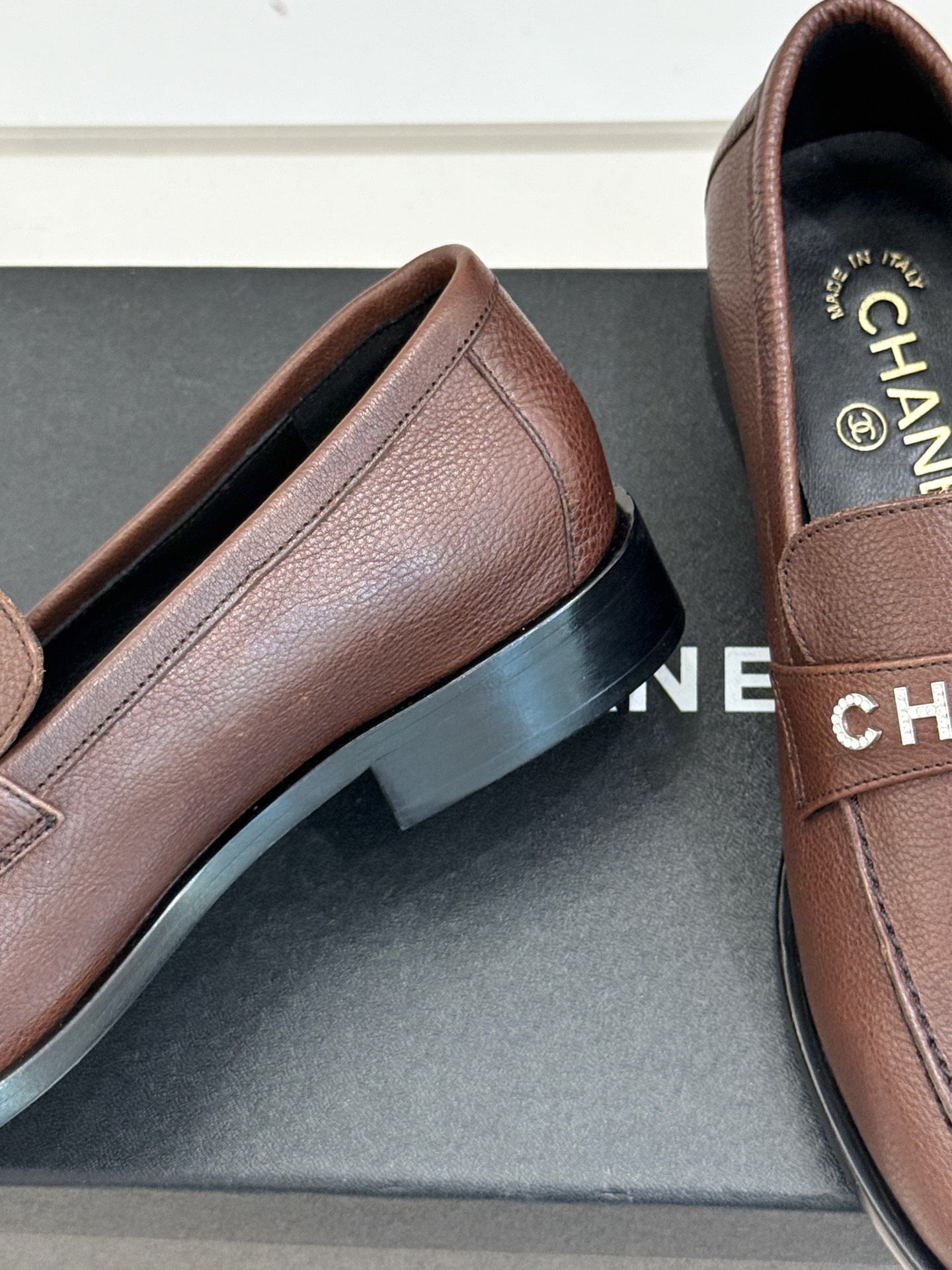 CHANE*｜小香25A新品复古字母钻扣乐福鞋半拖当Chanel的经典基因邂逅复古风潮这双乐福鞋以璀璨细