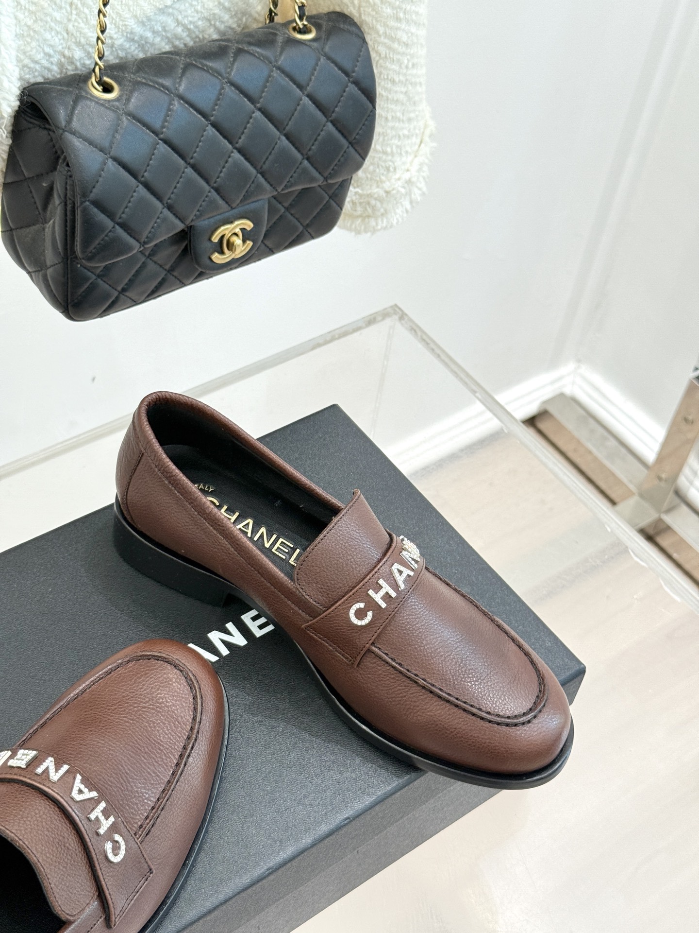 CHANE*｜小香25A新品复古字母钻扣乐福鞋半拖当Chanel的经典基因邂逅复古风潮这双乐福鞋以璀璨细
