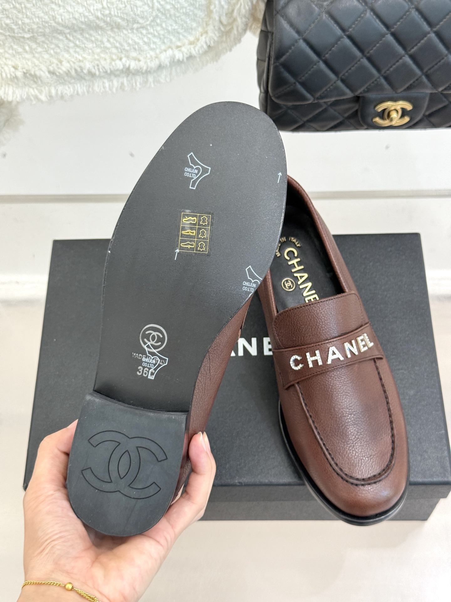 CHANE*｜小香25A新品复古字母钻扣乐福鞋半拖当Chanel的经典基因邂逅复古风潮这双乐福鞋以璀璨细