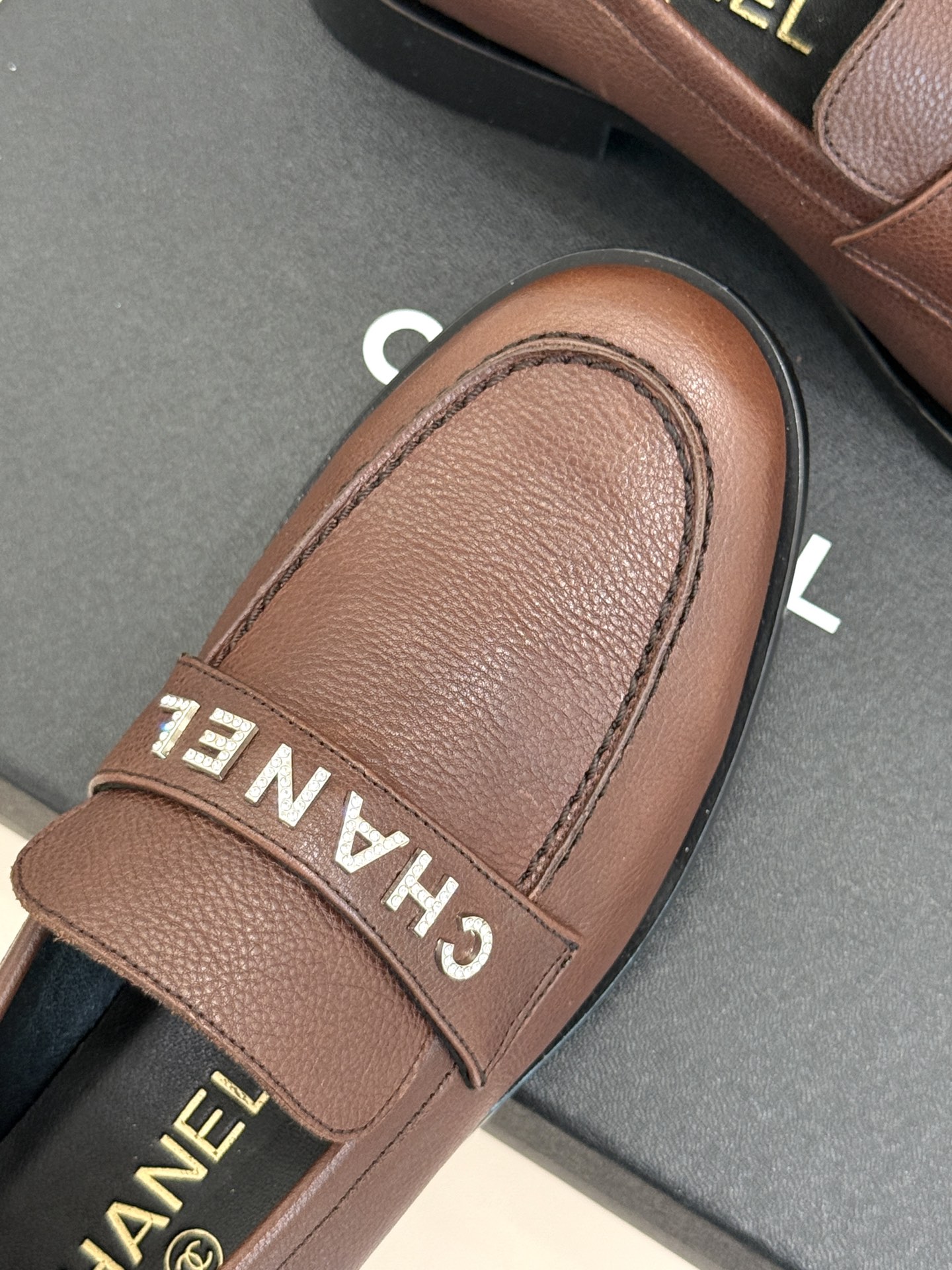 CHANE*｜小香25A新品复古字母钻扣乐福鞋半拖当Chanel的经典基因邂逅复古风潮这双乐福鞋以璀璨细