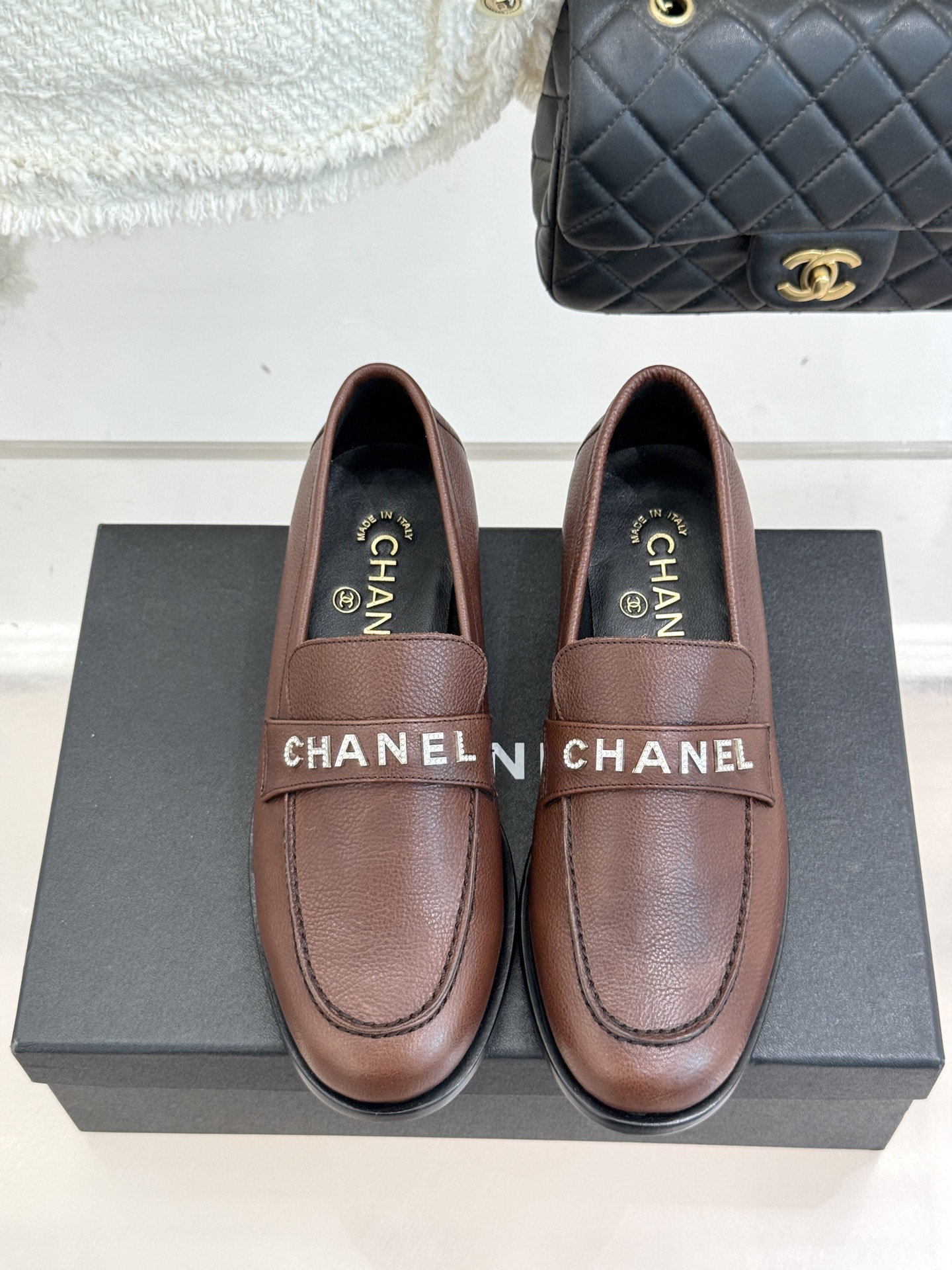 CHANE*｜小香25A新品复古字母钻扣乐福鞋半拖当Chanel的经典基因邂逅复古风潮这双乐福鞋以璀璨细