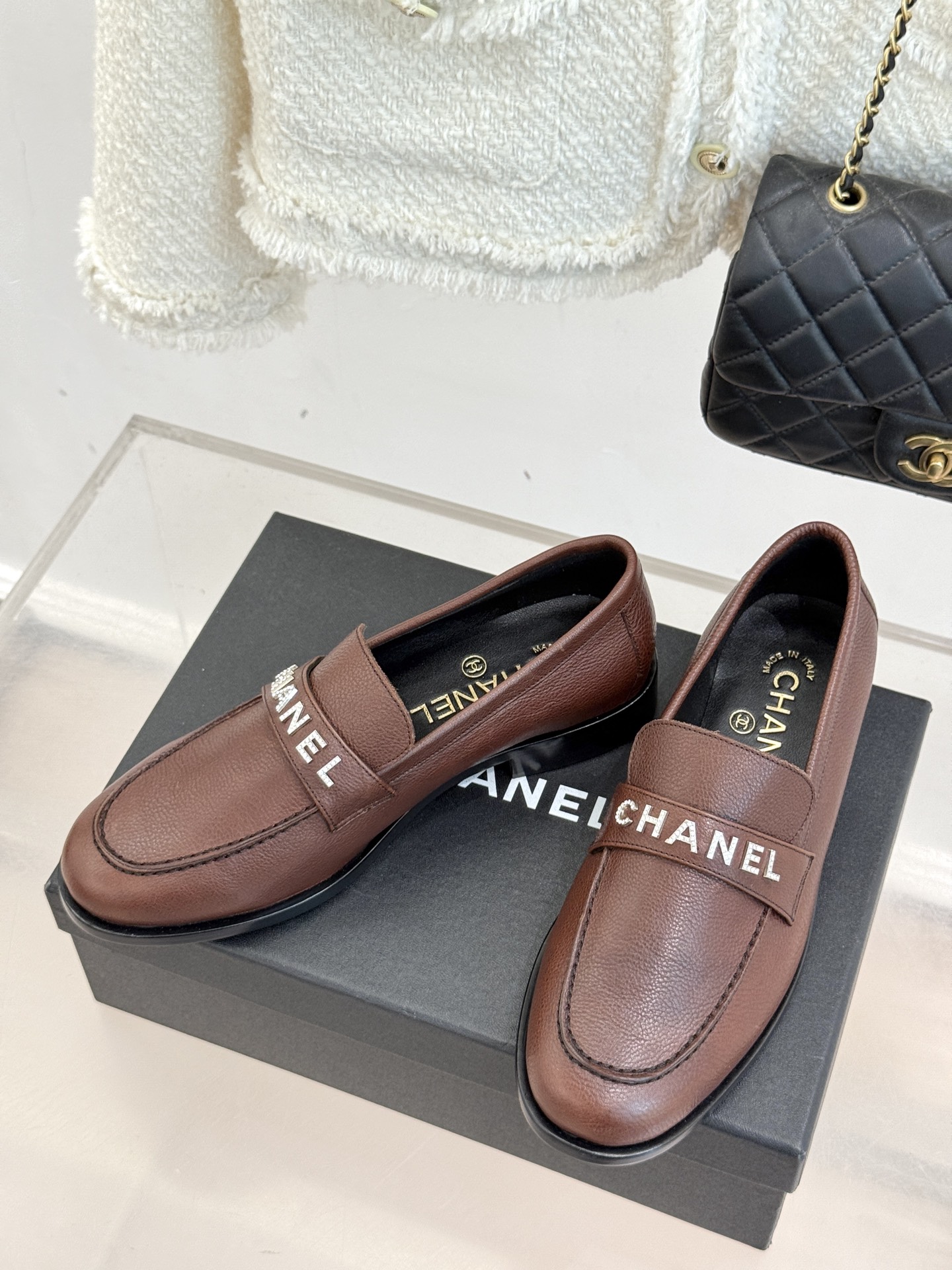 CHANE*｜小香25A新品复古字母钻扣乐福鞋半拖当Chanel的经典基因邂逅复古风潮这双乐福鞋以璀璨细