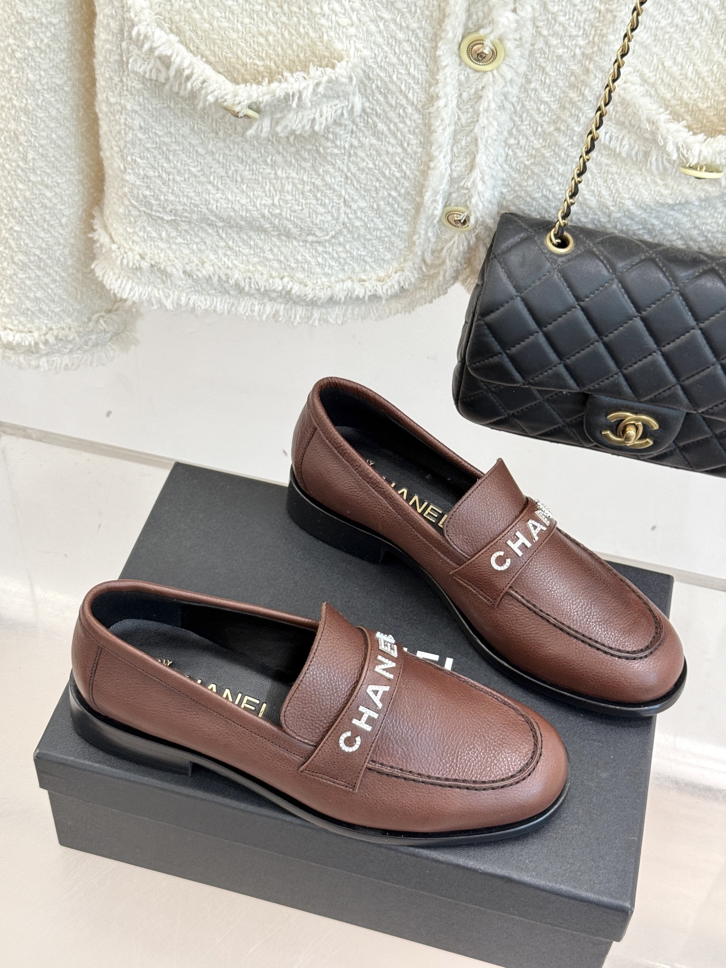 CHANE*｜小香25A新品复古字母钻扣乐福鞋半拖当Chanel的经典基因邂逅复古风潮这双乐福鞋以璀璨细