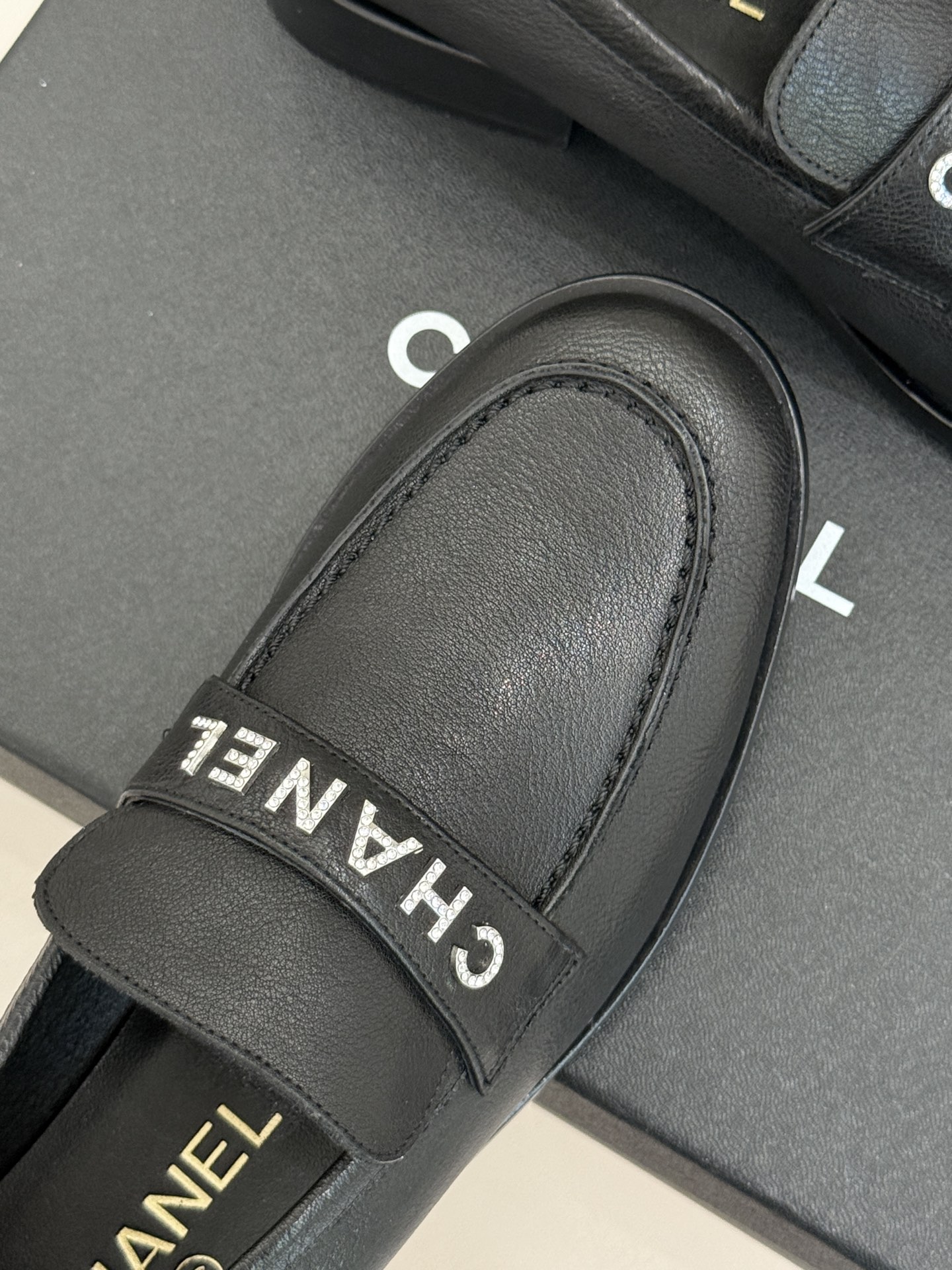 CHANE*｜小香25A新品复古字母钻扣乐福鞋半拖当Chanel的经典基因邂逅复古风潮这双乐福鞋以璀璨细